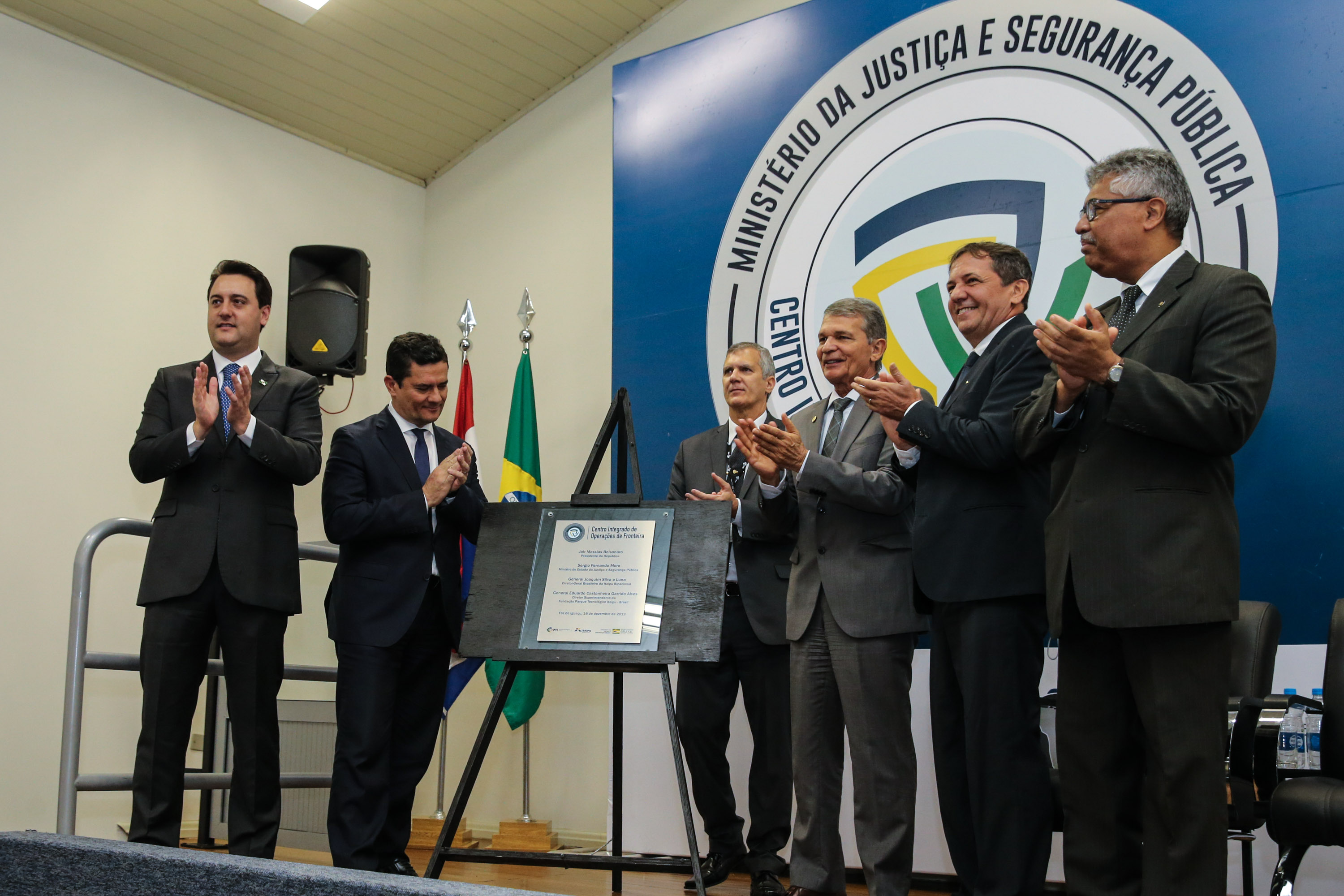 CIOF FOZ O Governador Carlos Massa Ratinho Junior e o ministro da Justiça e Segurança Pública, Sergio Moro, inauguram nesta segunda-feira (16), em Foz do Iguaçu, o Centro Integrado de Operações de Fronteira. O CIOF reforçará as ações estratégicas estaduais de combate ao tráfico e ao crime organizado. A estrutura passa a integrar o Parque Tecnológico Itaipu, na Itaipu Binacional.Foz do Iguaçu, 16/12/2019 - Foto: Geraldo Bubniak/AEN