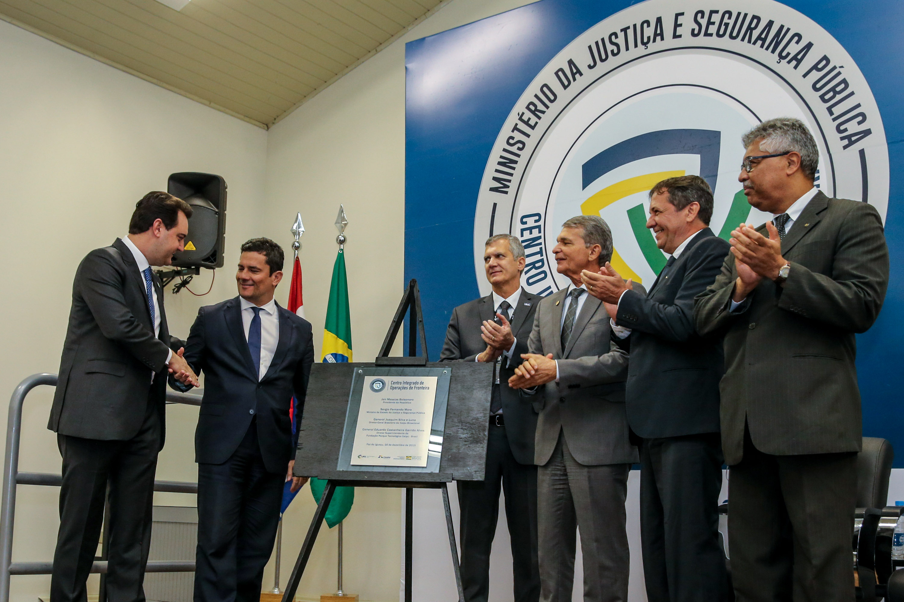 CIOF FOZ O Governador Carlos Massa Ratinho Junior e o ministro da Justiça e Segurança Pública, Sergio Moro, inauguram nesta segunda-feira (16), em Foz do Iguaçu, o Centro Integrado de Operações de Fronteira. O CIOF reforçará as ações estratégicas estaduais de combate ao tráfico e ao crime organizado. A estrutura passa a integrar o Parque Tecnológico Itaipu, na Itaipu Binacional.Foz do Iguaçu, 16/12/2019 - Foto: Geraldo Bubniak/AEN