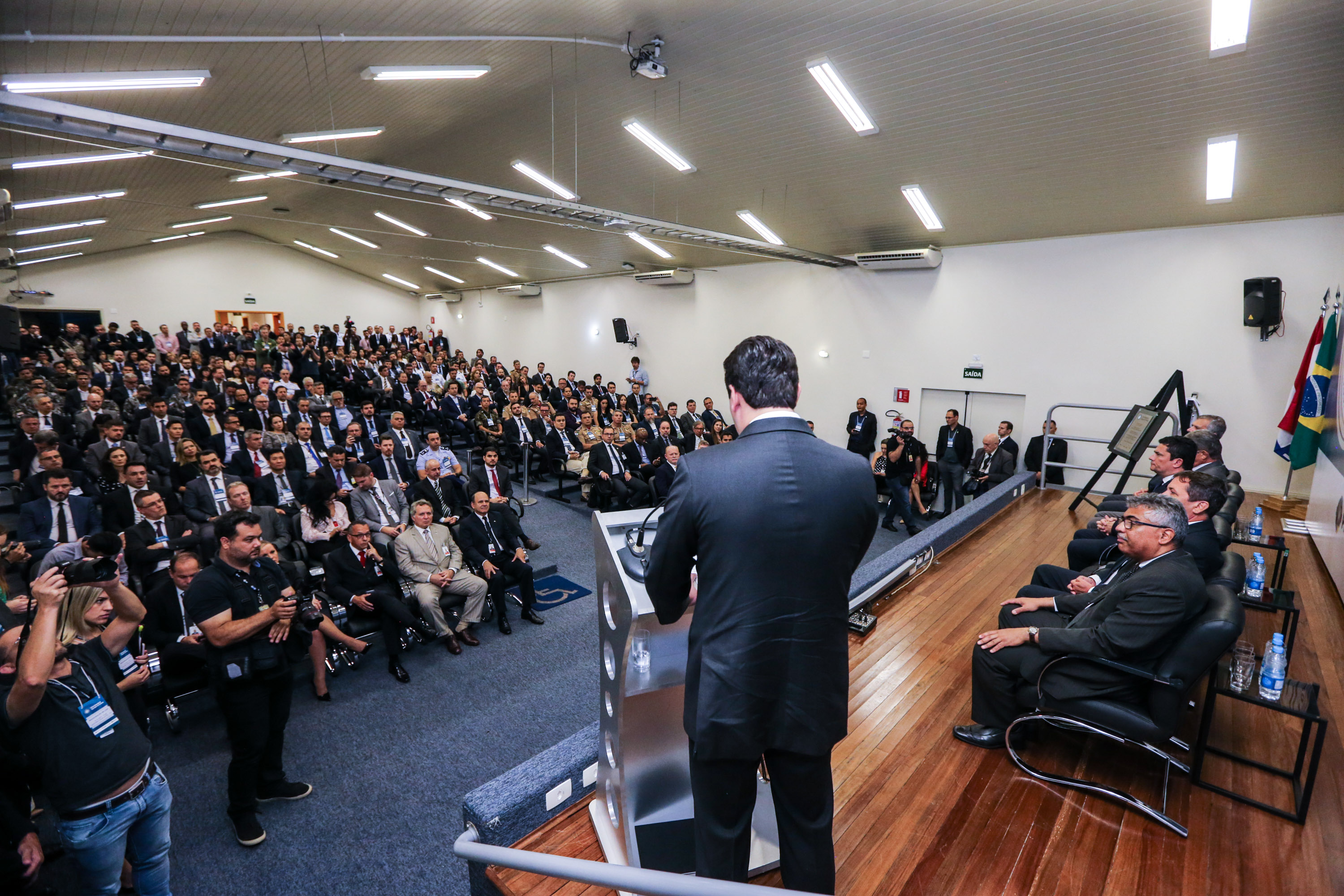 CIOF FOZ O Governador Carlos Massa Ratinho Junior e o ministro da Justiça e Segurança Pública, Sergio Moro, inauguram nesta segunda-feira (16), em Foz do Iguaçu, o Centro Integrado de Operações de Fronteira. O CIOF reforçará as ações estratégicas estaduais de combate ao tráfico e ao crime organizado. A estrutura passa a integrar o Parque Tecnológico Itaipu, na Itaipu Binacional.Foz do Iguaçu, 16/12/2019 - Foto: Geraldo Bubniak/AEN