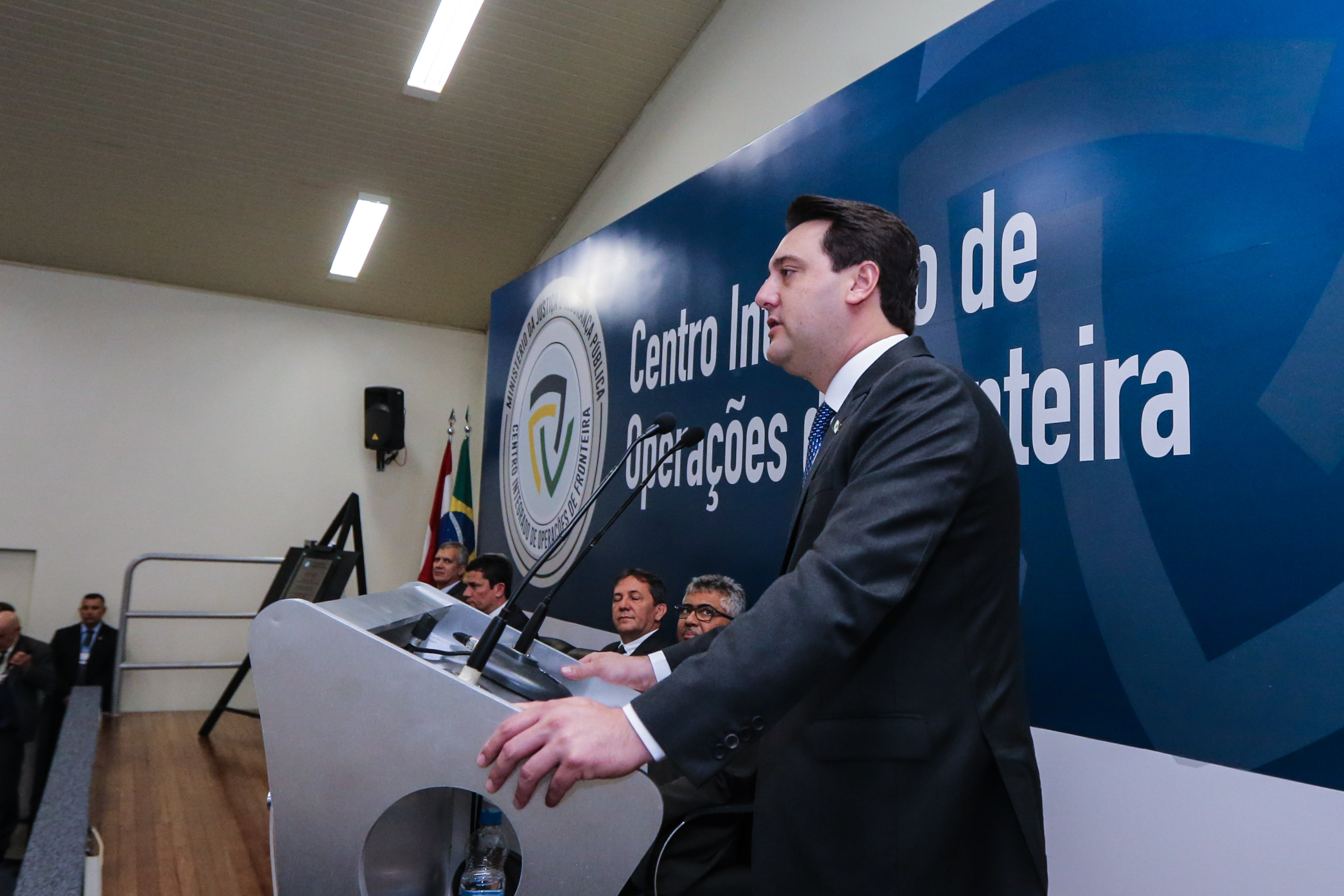 CIOF FOZ O Governador Carlos Massa Ratinho Junior e o ministro da Justiça e Segurança Pública, Sergio Moro, inauguram nesta segunda-feira (16), em Foz do Iguaçu, o Centro Integrado de Operações de Fronteira. O CIOF reforçará as ações estratégicas estaduais de combate ao tráfico e ao crime organizado. A estrutura passa a integrar o Parque Tecnológico Itaipu, na Itaipu Binacional.Foz do Iguaçu, 16/12/2019 - Foto: Geraldo Bubniak/AEN