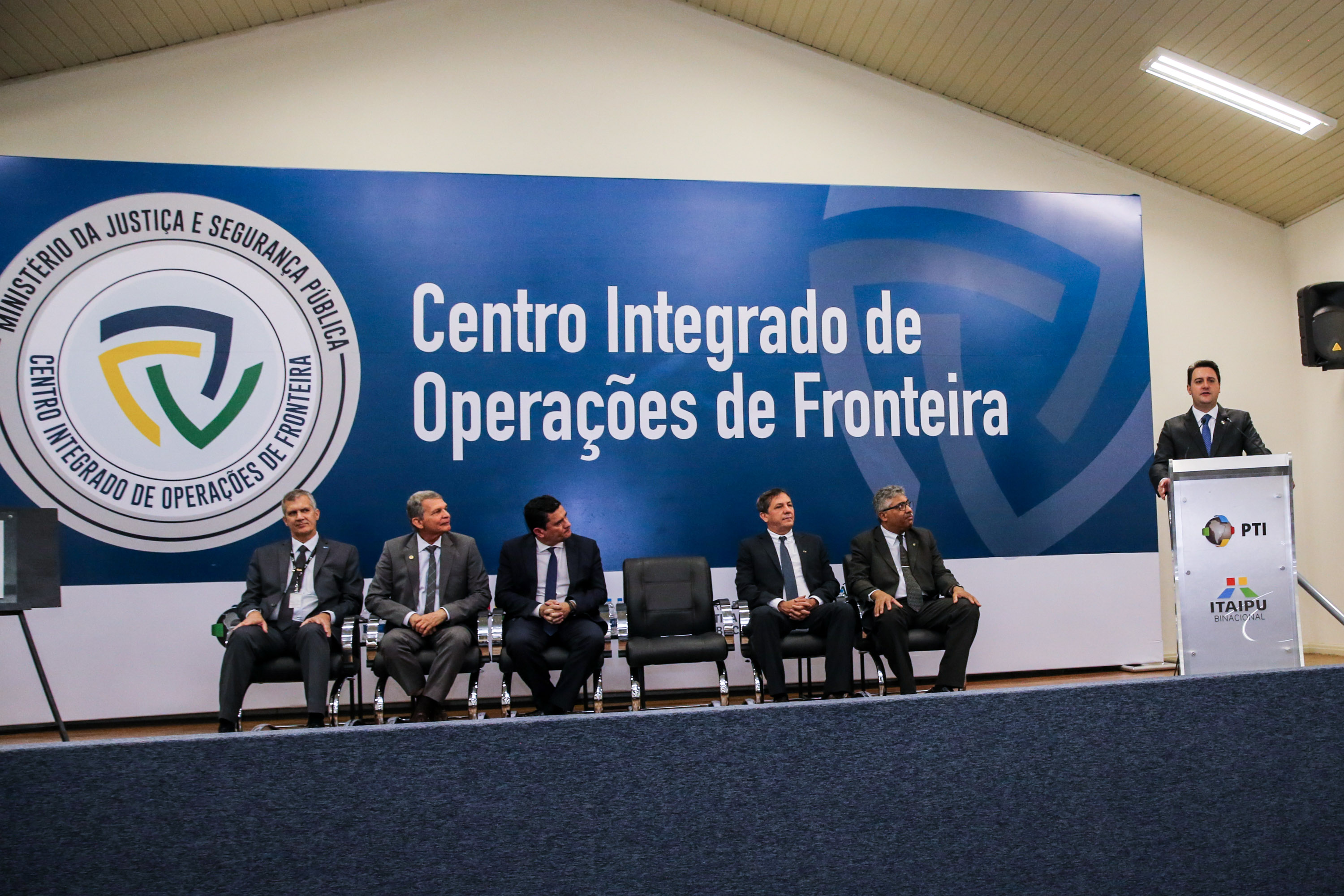 CIOF FOZ O Governador Carlos Massa Ratinho Junior e o ministro da Justiça e Segurança Pública, Sergio Moro, inauguram nesta segunda-feira (16), em Foz do Iguaçu, o Centro Integrado de Operações de Fronteira. O CIOF reforçará as ações estratégicas estaduais de combate ao tráfico e ao crime organizado. A estrutura passa a integrar o Parque Tecnológico Itaipu, na Itaipu Binacional.Foz do Iguaçu, 16/12/2019 - Foto: Geraldo Bubniak/AEN
