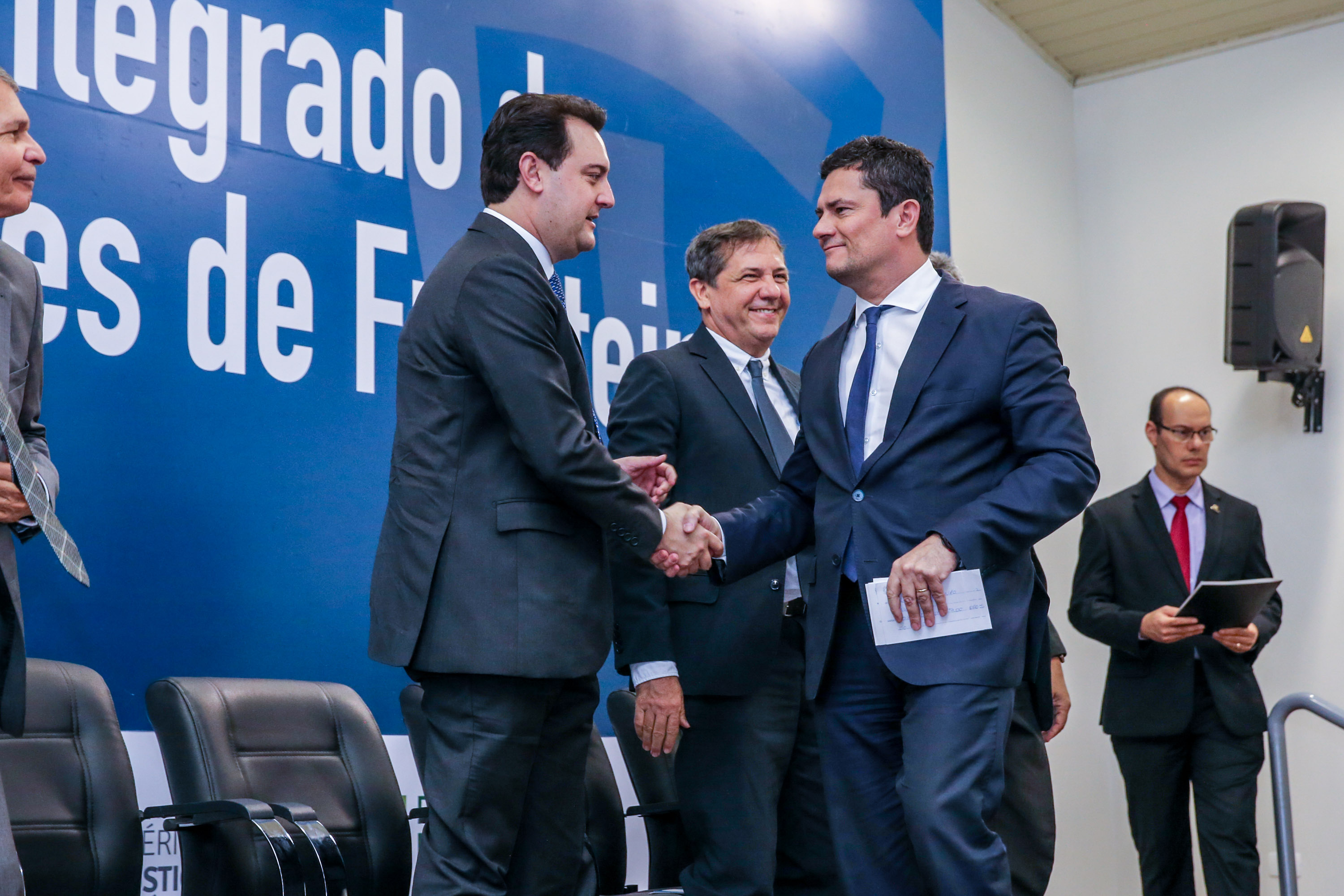 CIOF FOZ O Governador Carlos Massa Ratinho Junior e o ministro da Justiça e Segurança Pública, Sergio Moro, inauguram nesta segunda-feira (16), em Foz do Iguaçu, o Centro Integrado de Operações de Fronteira. O CIOF reforçará as ações estratégicas estaduais de combate ao tráfico e ao crime organizado. A estrutura passa a integrar o Parque Tecnológico Itaipu, na Itaipu Binacional.Foz do Iguaçu, 16/12/2019 - Foto: Geraldo Bubniak/AEN