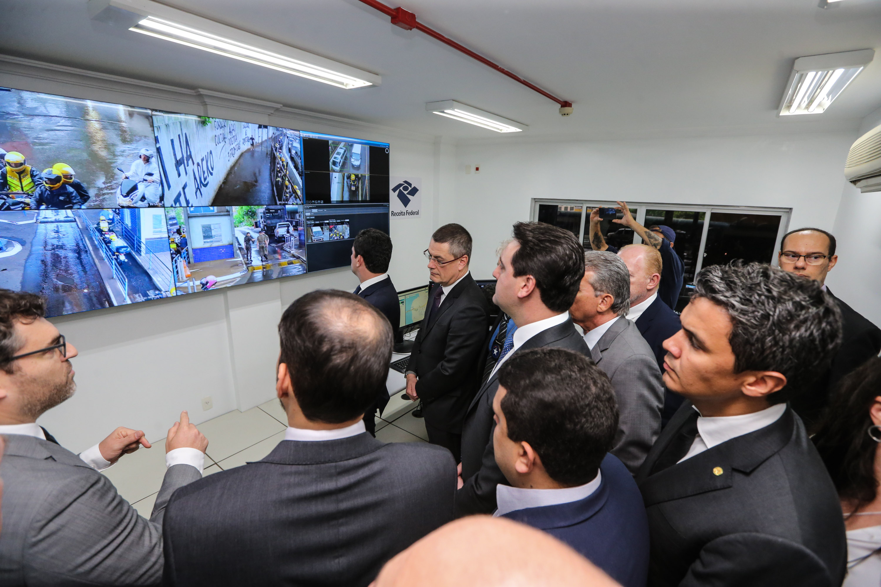 Fronteira Tech O Governador Carlos Massa Ratinho Junior e o ministro da Justiça e Segurança Pública, Sergio Moro, inauguram nesta segunda-feira (16), em Foz do Iguaçu, as operações do Fronteira Tech na Ponte Internacional da Amizade, que liga Foz do Iguaçu/PR à Ciudad del Este/PY. A iniciativa promover o uso de tecnologias digitais com foco na segurança pública. Foz do Iguaçu, 16/12/2019 - Foto: Geraldo Bubniak/AEN