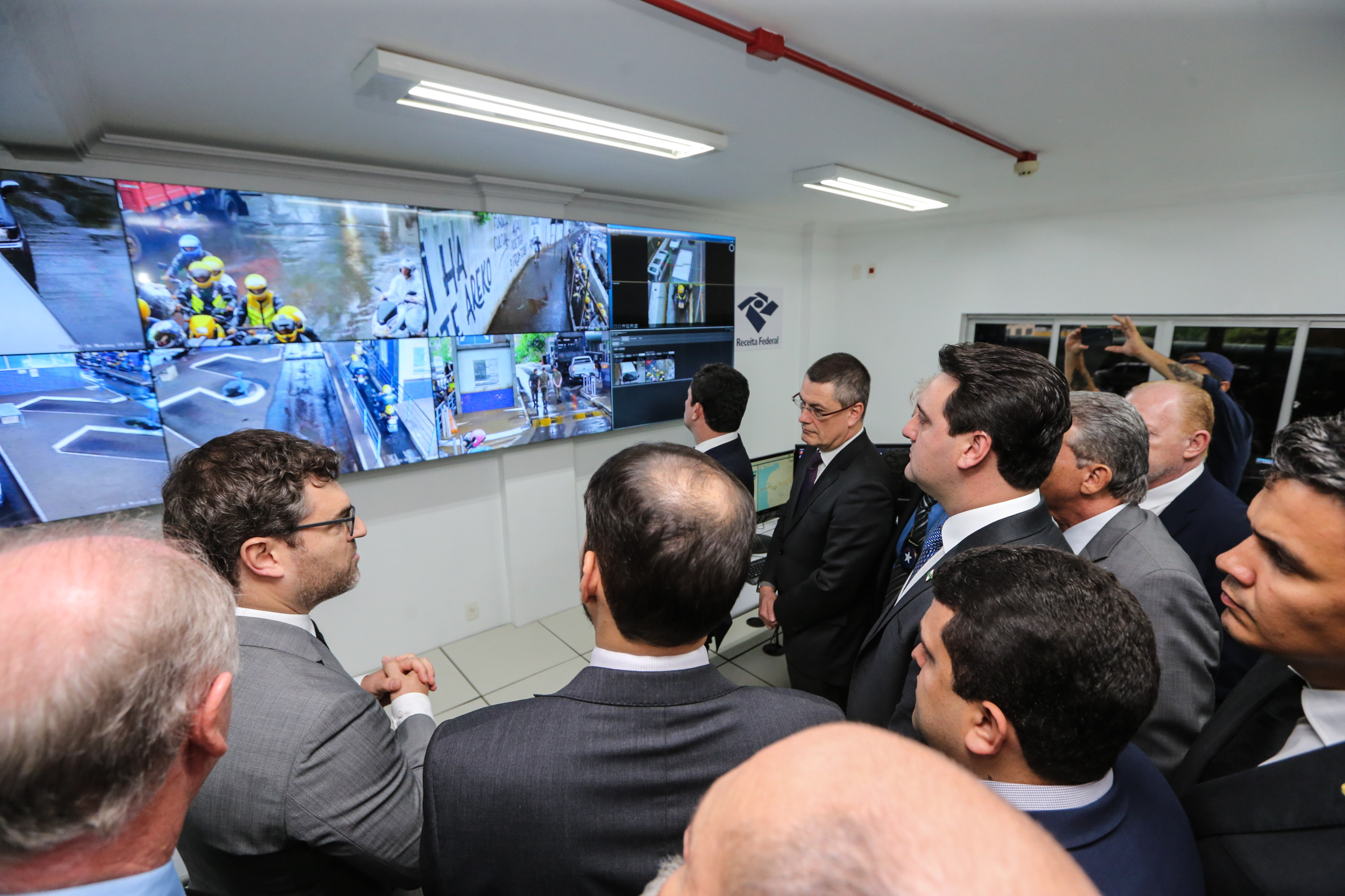 Fronteira Tech O Governador Carlos Massa Ratinho Junior e o ministro da Justiça e Segurança Pública, Sergio Moro, inauguram nesta segunda-feira (16), em Foz do Iguaçu, as operações do Fronteira Tech na Ponte Internacional da Amizade, que liga Foz do Iguaçu/PR à Ciudad del Este/PY. A iniciativa promover o uso de tecnologias digitais com foco na segurança pública. Foz do Iguaçu, 16/12/2019 - Foto: Geraldo Bubniak/AEN