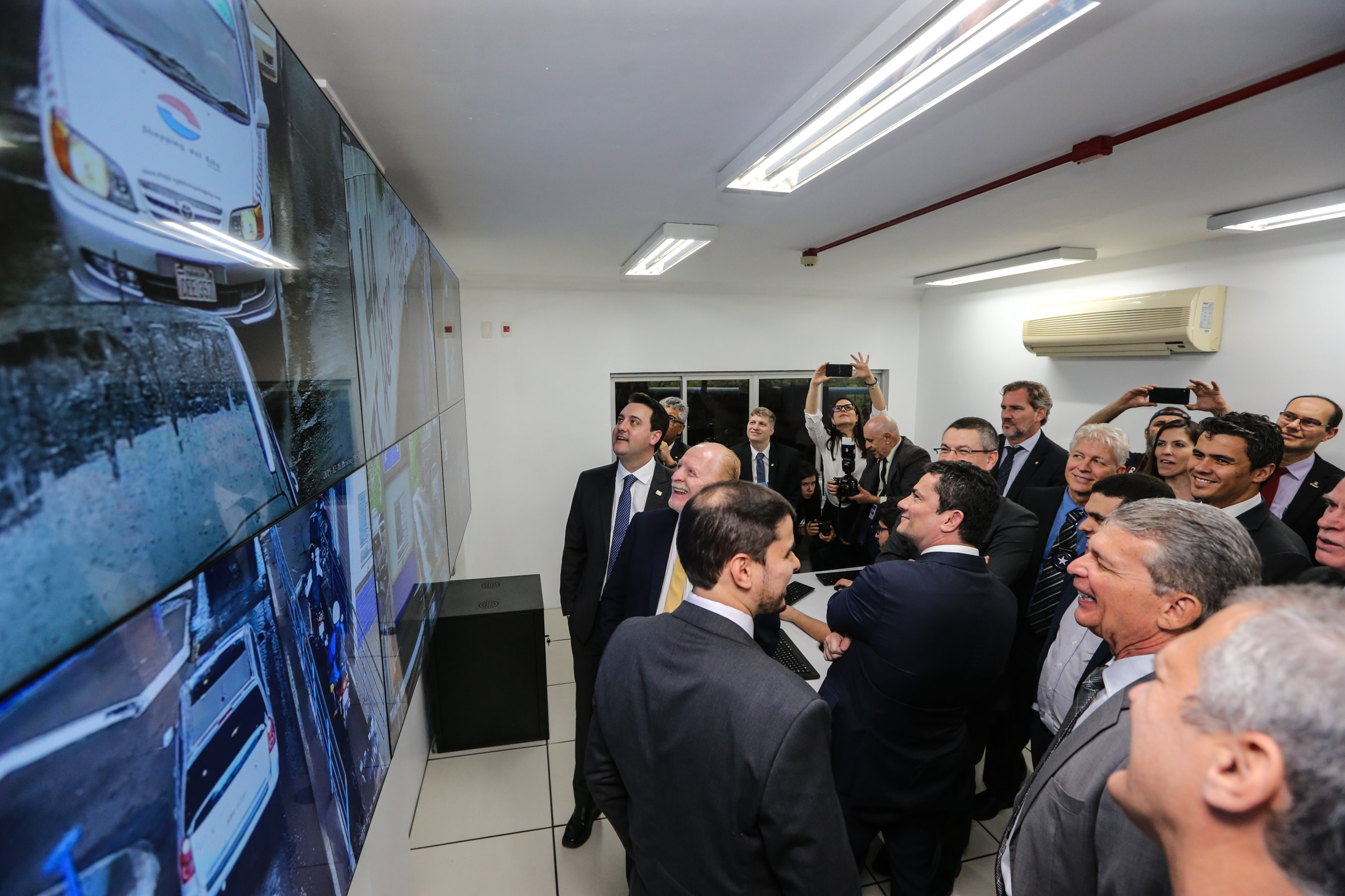 Fronteira Tech O Governador Carlos Massa Ratinho Junior e o ministro da Justiça e Segurança Pública, Sergio Moro, inauguram nesta segunda-feira (16), em Foz do Iguaçu, as operações do Fronteira Tech na Ponte Internacional da Amizade, que liga Foz do Iguaçu/PR à Ciudad del Este/PY. A iniciativa promover o uso de tecnologias digitais com foco na segurança pública. Foz do Iguaçu, 16/12/2019 - Foto: Geraldo Bubniak/AEN