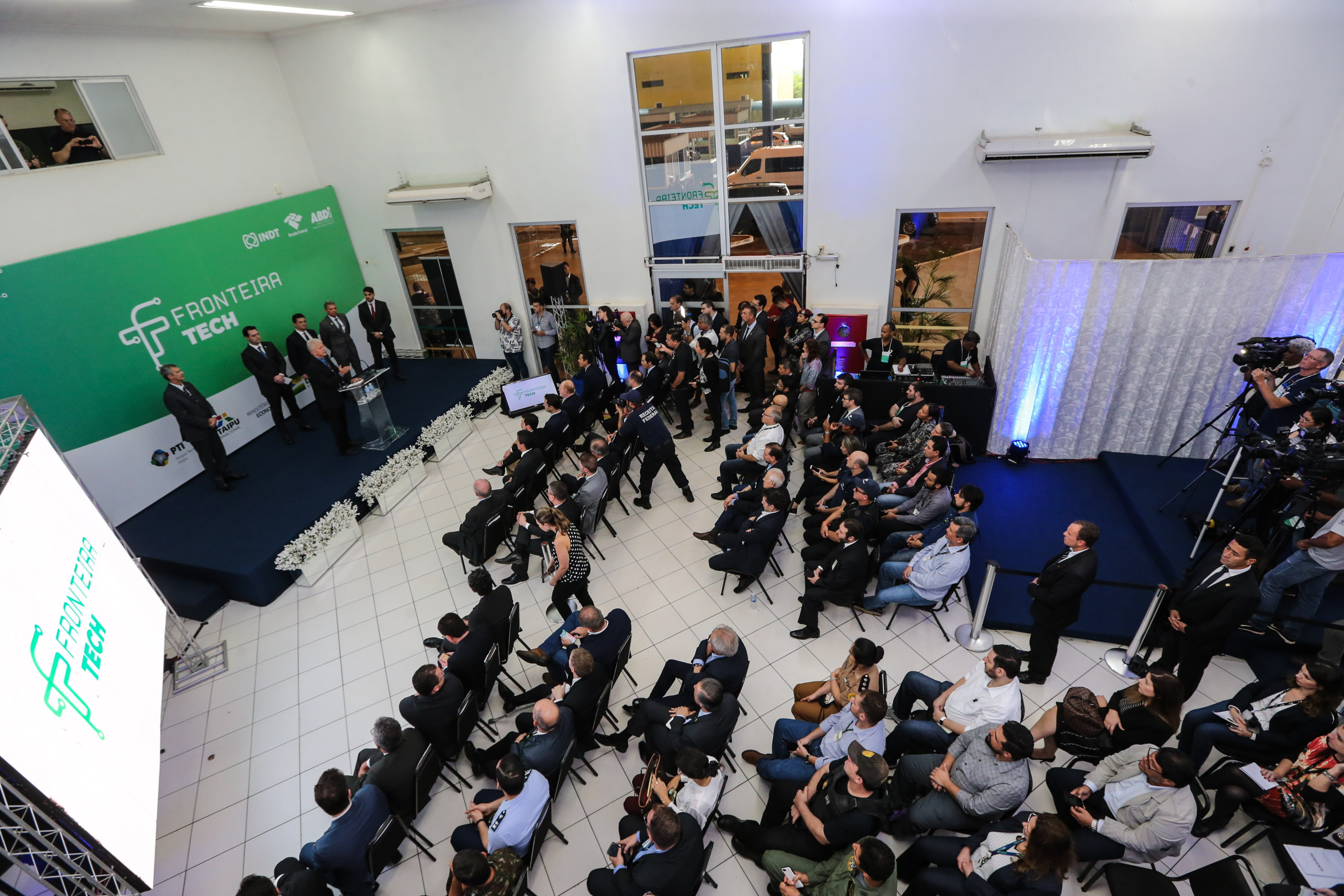 Fronteira Tech O Governador Carlos Massa Ratinho Junior e o ministro da Justiça e Segurança Pública, Sergio Moro, inauguram nesta segunda-feira (16), em Foz do Iguaçu, as operações do Fronteira Tech na Ponte Internacional da Amizade, que liga Foz do Iguaçu/PR à Ciudad del Este/PY. A iniciativa promover o uso de tecnologias digitais com foco na segurança pública. Foz do Iguaçu, 16/12/2019 - Foto: Geraldo Bubniak/AEN