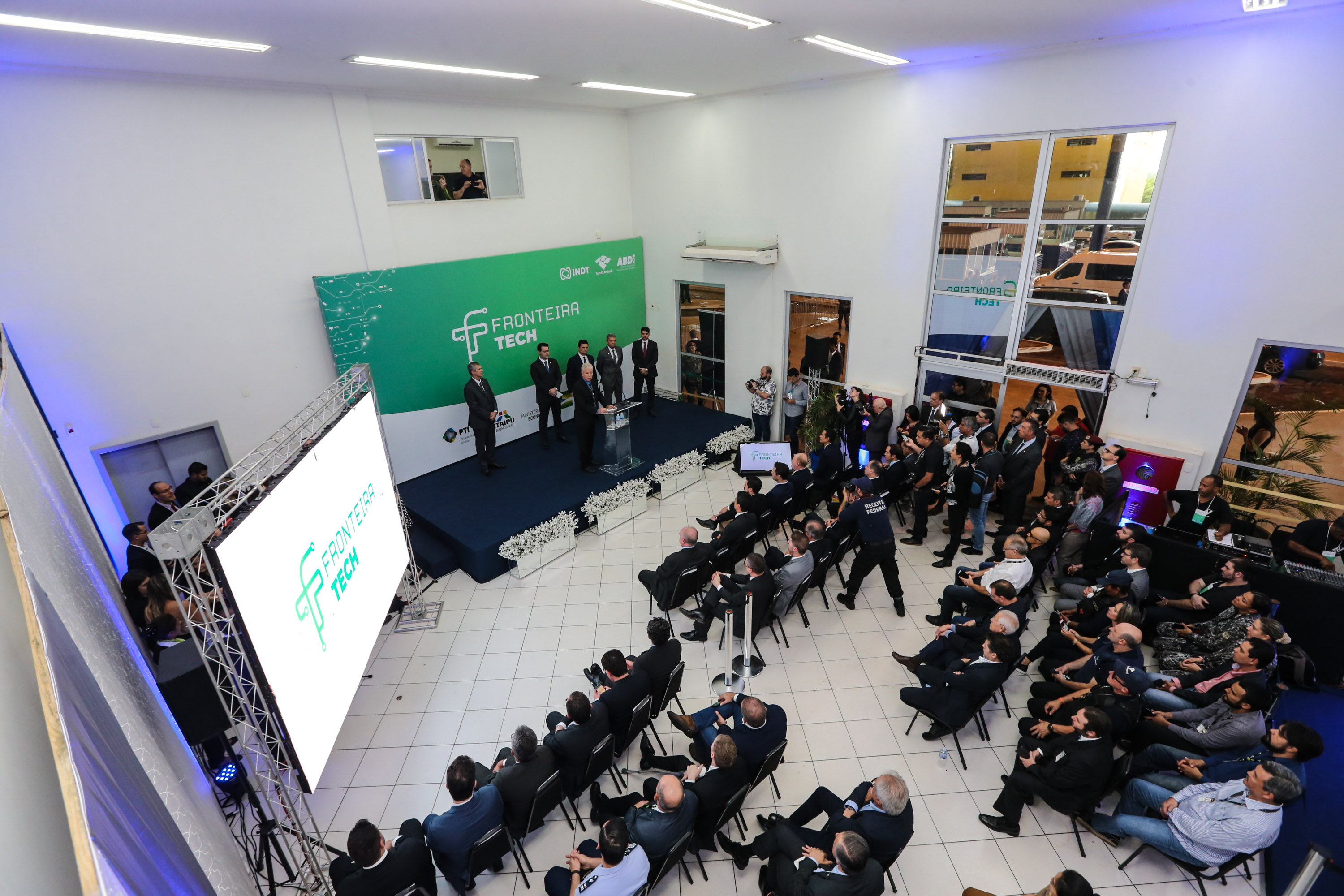 Fronteira Tech O Governador Carlos Massa Ratinho Junior e o ministro da Justiça e Segurança Pública, Sergio Moro, inauguram nesta segunda-feira (16), em Foz do Iguaçu, as operações do Fronteira Tech na Ponte Internacional da Amizade, que liga Foz do Iguaçu/PR à Ciudad del Este/PY. A iniciativa promover o uso de tecnologias digitais com foco na segurança pública. Foz do Iguaçu, 16/12/2019 - Foto: Geraldo Bubniak/AEN