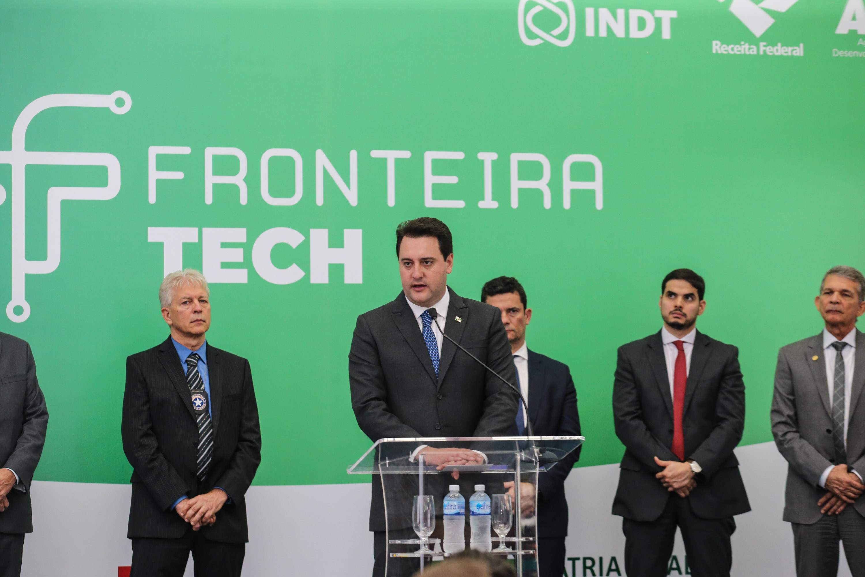 Fronteira Tech O Governador Carlos Massa Ratinho Junior e o ministro da Justiça e Segurança Pública, Sergio Moro, inauguram nesta segunda-feira (16), em Foz do Iguaçu, as operações do Fronteira Tech na Ponte Internacional da Amizade, que liga Foz do Iguaçu/PR à Ciudad del Este/PY. A iniciativa promover o uso de tecnologias digitais com foco na segurança pública. Foz do Iguaçu, 16/12/2019 - Foto: Geraldo Bubniak/AEN