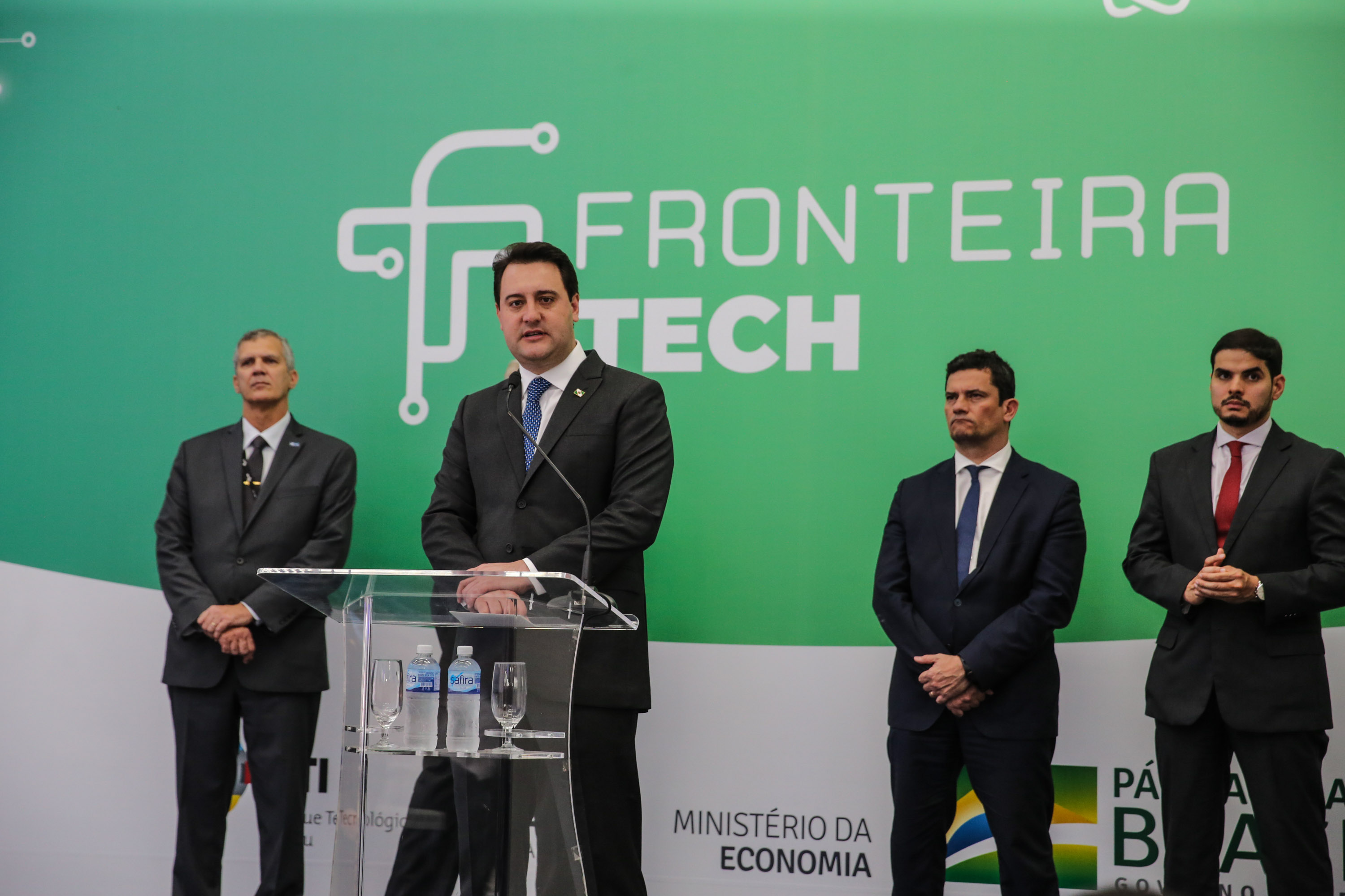 Fronteira Tech O Governador Carlos Massa Ratinho Junior e o ministro da Justiça e Segurança Pública, Sergio Moro, inauguram nesta segunda-feira (16), em Foz do Iguaçu, as operações do Fronteira Tech na Ponte Internacional da Amizade, que liga Foz do Iguaçu/PR à Ciudad del Este/PY. A iniciativa promover o uso de tecnologias digitais com foco na segurança pública. Foz do Iguaçu, 16/12/2019 - Foto: Geraldo Bubniak/AEN