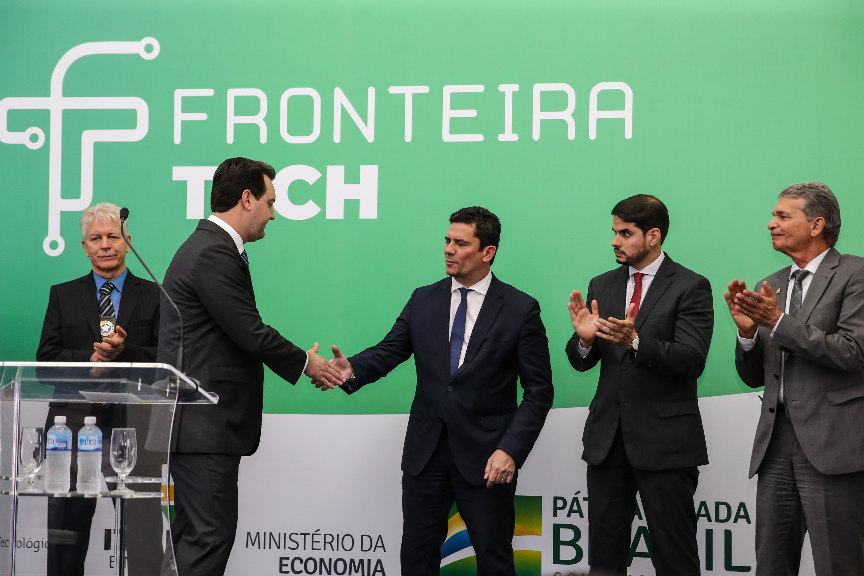 Fronteira Tech O Governador Carlos Massa Ratinho Junior e o ministro da Justiça e Segurança Pública, Sergio Moro, inauguram nesta segunda-feira (16), em Foz do Iguaçu, as operações do Fronteira Tech na Ponte Internacional da Amizade, que liga Foz do Iguaçu/PR à Ciudad del Este/PY. A iniciativa promover o uso de tecnologias digitais com foco na segurança pública. Foz do Iguaçu, 16/12/2019 - Foto: Geraldo Bubniak/AEN