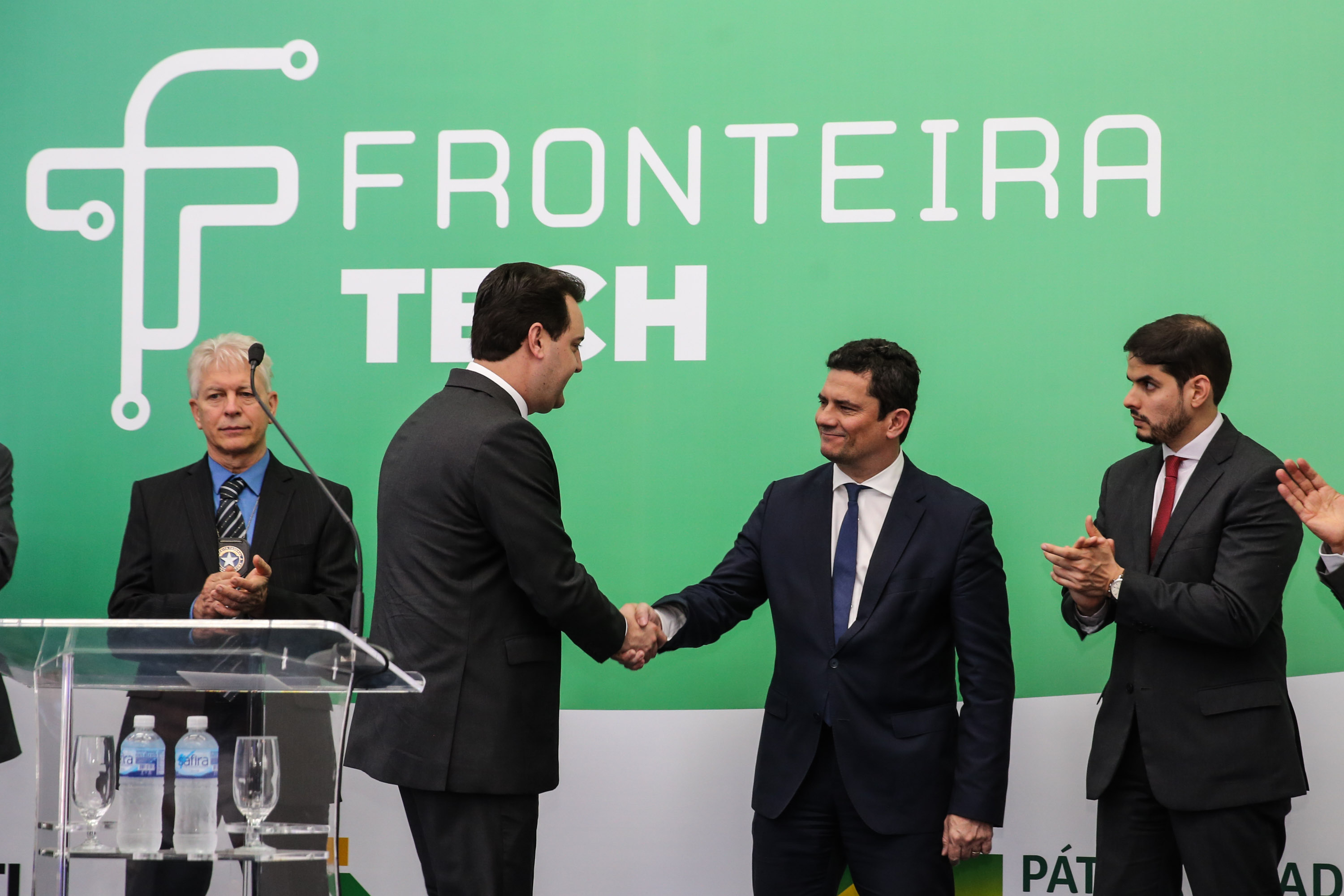 Fronteira Tech O Governador Carlos Massa Ratinho Junior e o ministro da Justiça e Segurança Pública, Sergio Moro, inauguram nesta segunda-feira (16), em Foz do Iguaçu, as operações do Fronteira Tech na Ponte Internacional da Amizade, que liga Foz do Iguaçu/PR à Ciudad del Este/PY. A iniciativa promover o uso de tecnologias digitais com foco na segurança pública. Foz do Iguaçu, 16/12/2019 - Foto: Geraldo Bubniak/AEN