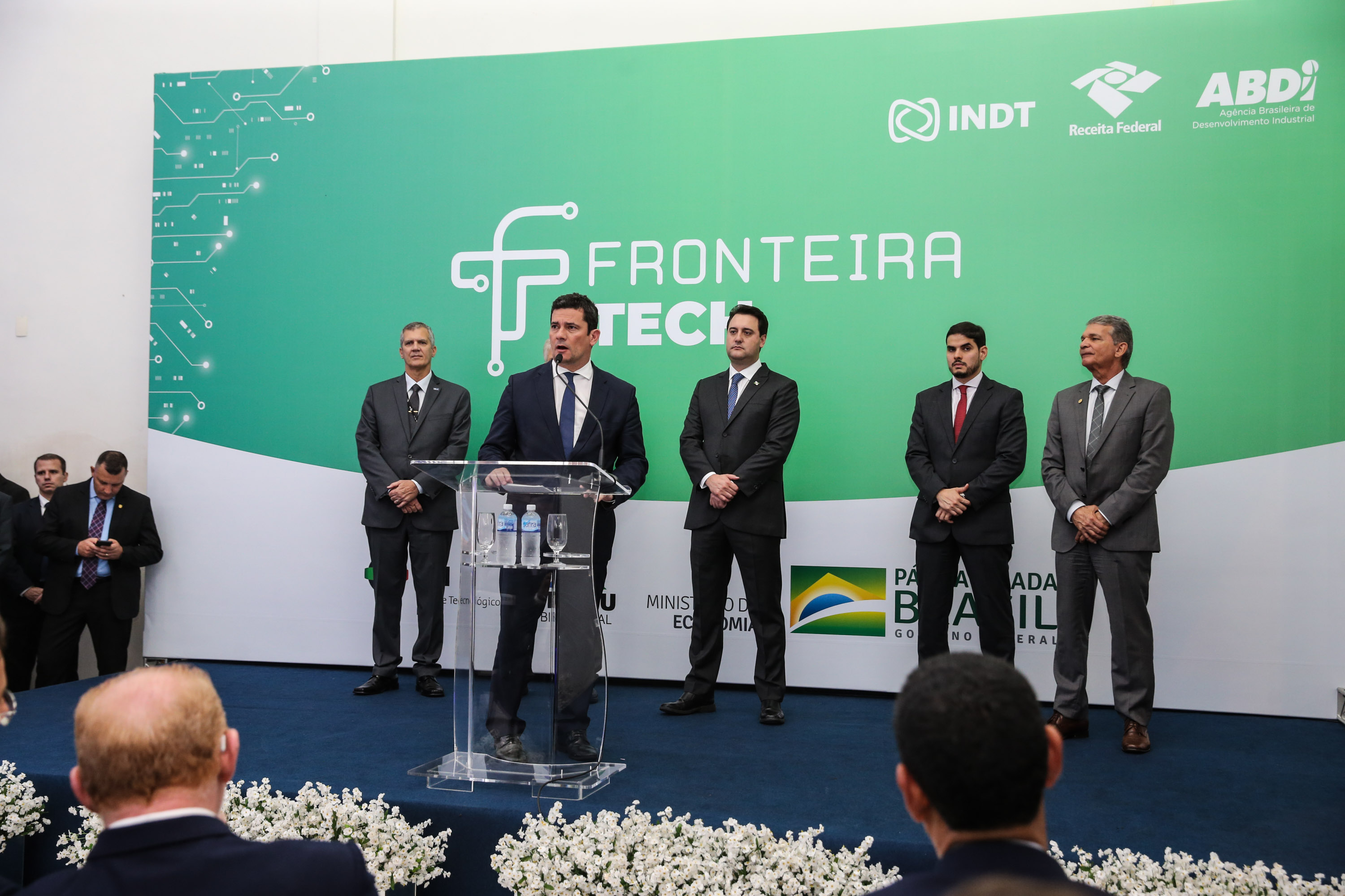 Fronteira Tech O Governador Carlos Massa Ratinho Junior e o ministro da Justiça e Segurança Pública, Sergio Moro, inauguram nesta segunda-feira (16), em Foz do Iguaçu, as operações do Fronteira Tech na Ponte Internacional da Amizade, que liga Foz do Iguaçu/PR à Ciudad del Este/PY. A iniciativa promover o uso de tecnologias digitais com foco na segurança pública. Foz do Iguaçu, 16/12/2019 - Foto: Geraldo Bubniak/AEN