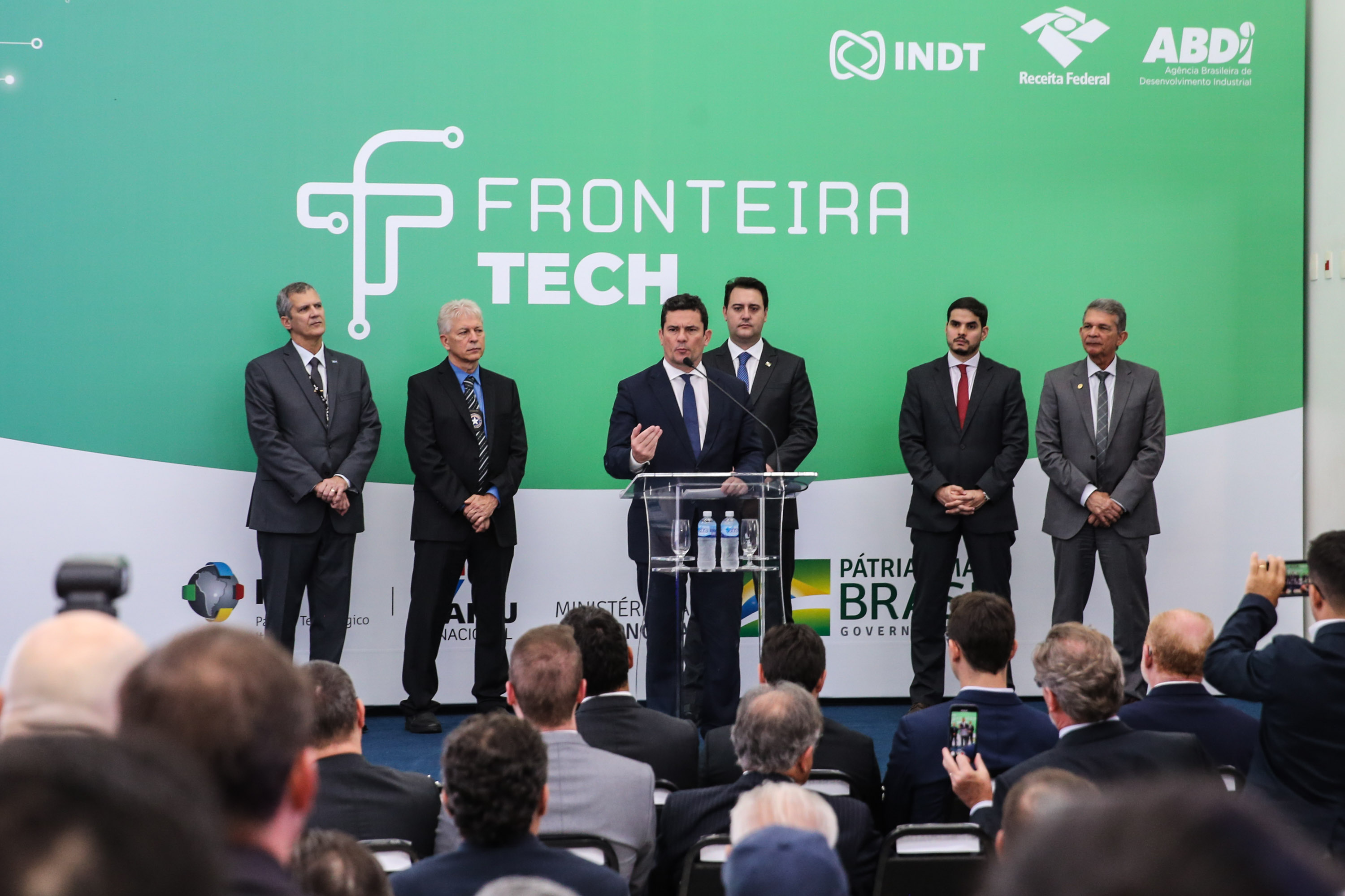 Fronteira Tech O Governador Carlos Massa Ratinho Junior e o ministro da Justiça e Segurança Pública, Sergio Moro, inauguram nesta segunda-feira (16), em Foz do Iguaçu, as operações do Fronteira Tech na Ponte Internacional da Amizade, que liga Foz do Iguaçu/PR à Ciudad del Este/PY. A iniciativa promover o uso de tecnologias digitais com foco na segurança pública. Foz do Iguaçu, 16/12/2019 - Foto: Geraldo Bubniak/AEN