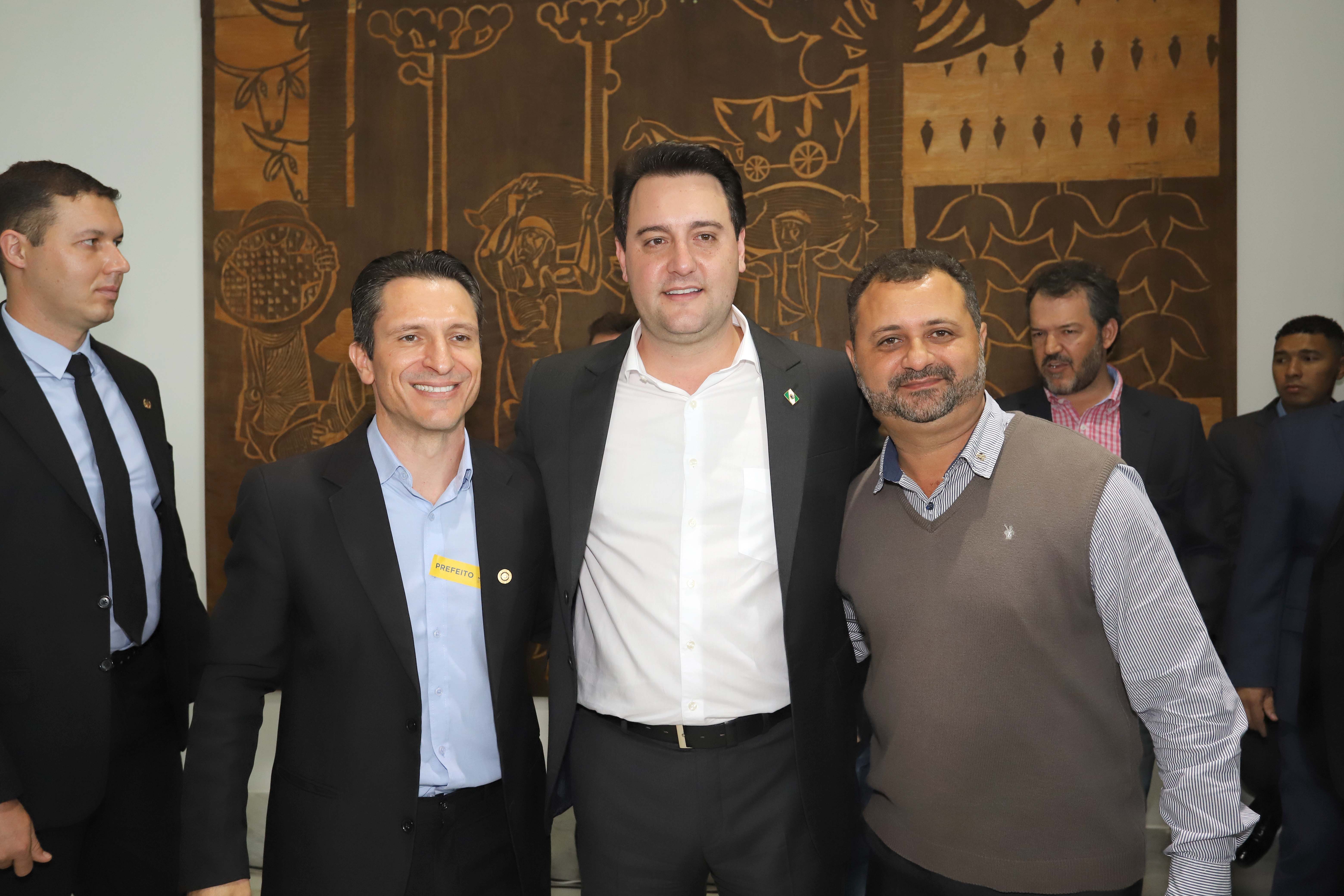 O governador Carlos Massa Ratinho Junior confirmou nesta terça-feira (17), durante evento no Palácio Iguaçu, um grande pacote voltado para o meio ambiente e a sustentabilidade. Foram destinados, entre liberações diretas e convênios, R$ 65 milhões para 149 municípios do Estado. Foto: Arnaldo Alves/AEN