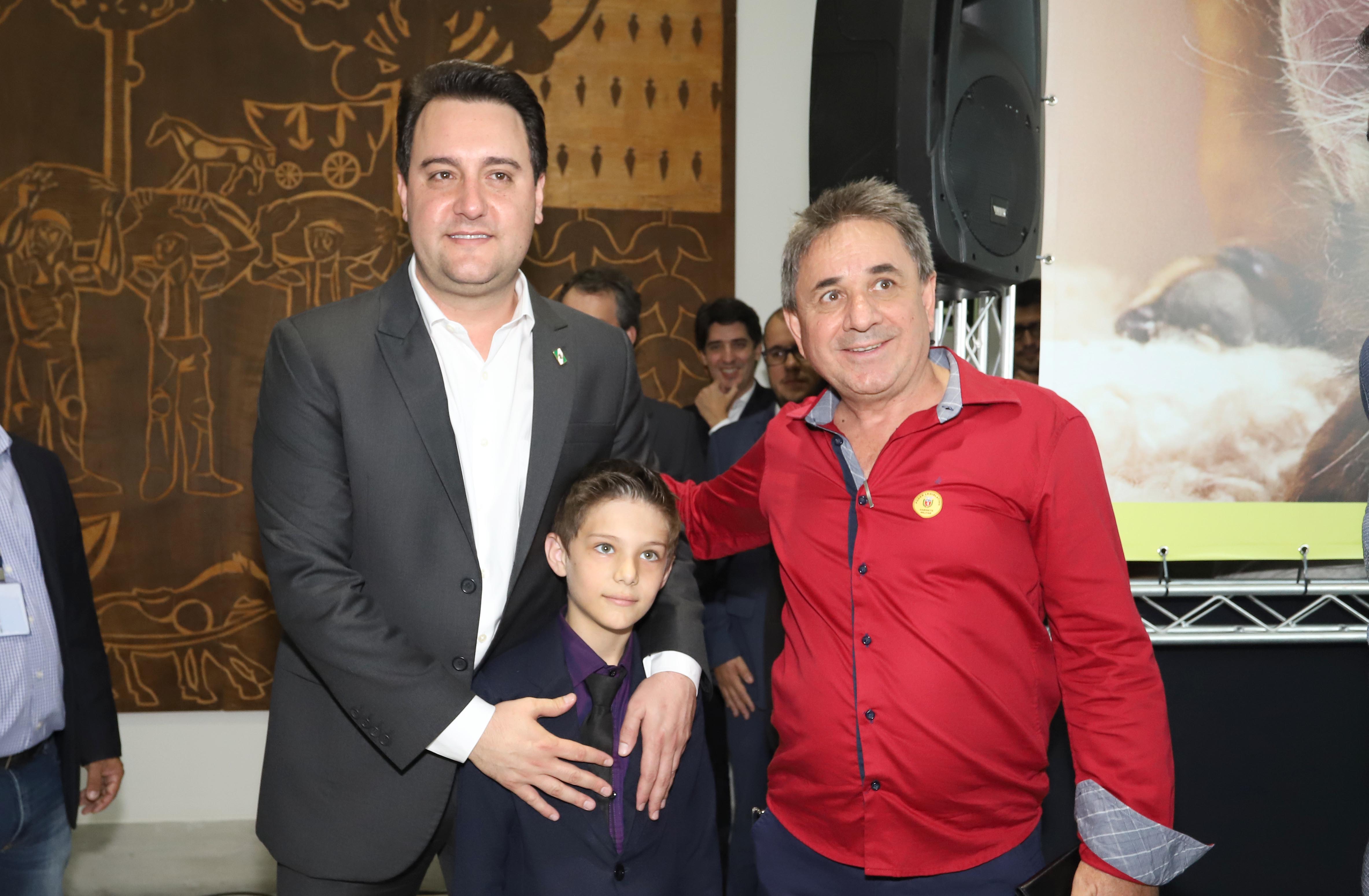 O governador Carlos Massa Ratinho Junior confirmou nesta terça-feira (17), durante evento no Palácio Iguaçu, um grande pacote voltado para o meio ambiente e a sustentabilidade. Foram destinados, entre liberações diretas e convênios, R$ 65 milhões para 149 municípios do Estado. Foto: Arnaldo Alves/AEN