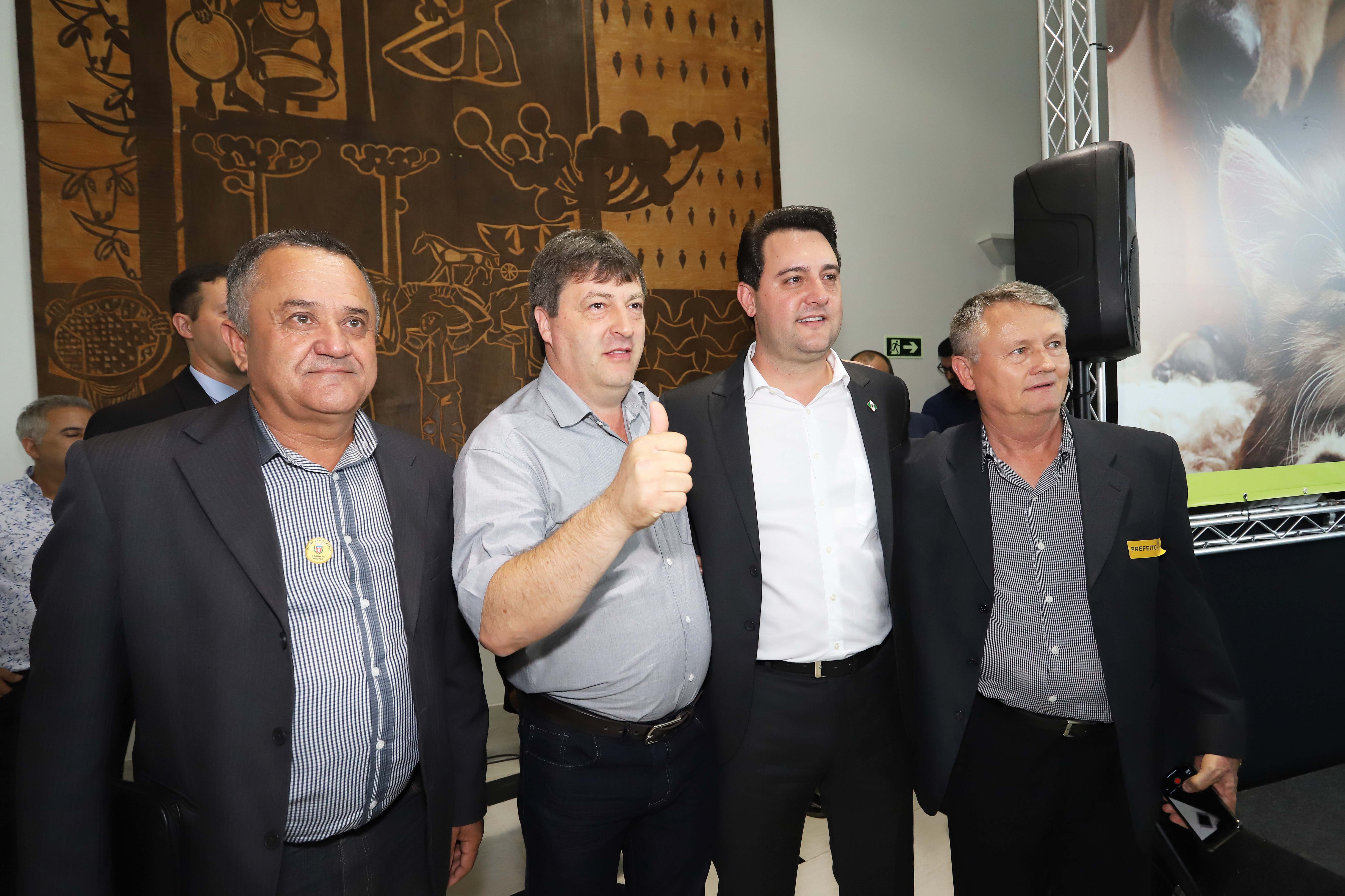 O governador Carlos Massa Ratinho Junior confirmou nesta terça-feira (17), durante evento no Palácio Iguaçu, um grande pacote voltado para o meio ambiente e a sustentabilidade. Foram destinados, entre liberações diretas e convênios, R$ 65 milhões para 149 municípios do Estado. Foto: Arnaldo Alves/AEN