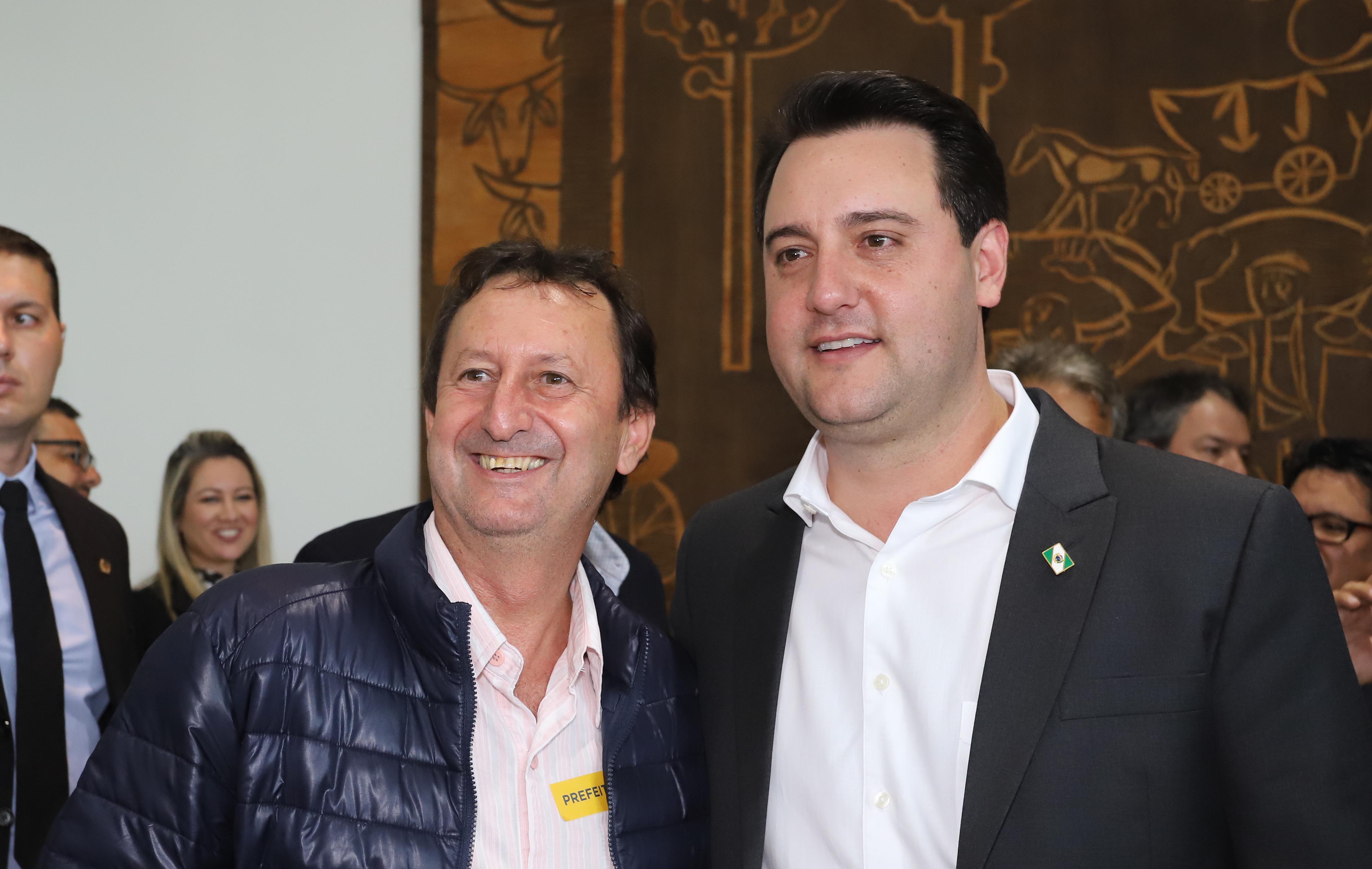 O governador Carlos Massa Ratinho Junior confirmou nesta terça-feira (17), durante evento no Palácio Iguaçu, um grande pacote voltado para o meio ambiente e a sustentabilidade. Foram destinados, entre liberações diretas e convênios, R$ 65 milhões para 149 municípios do Estado. Foto: Arnaldo Alves/AEN