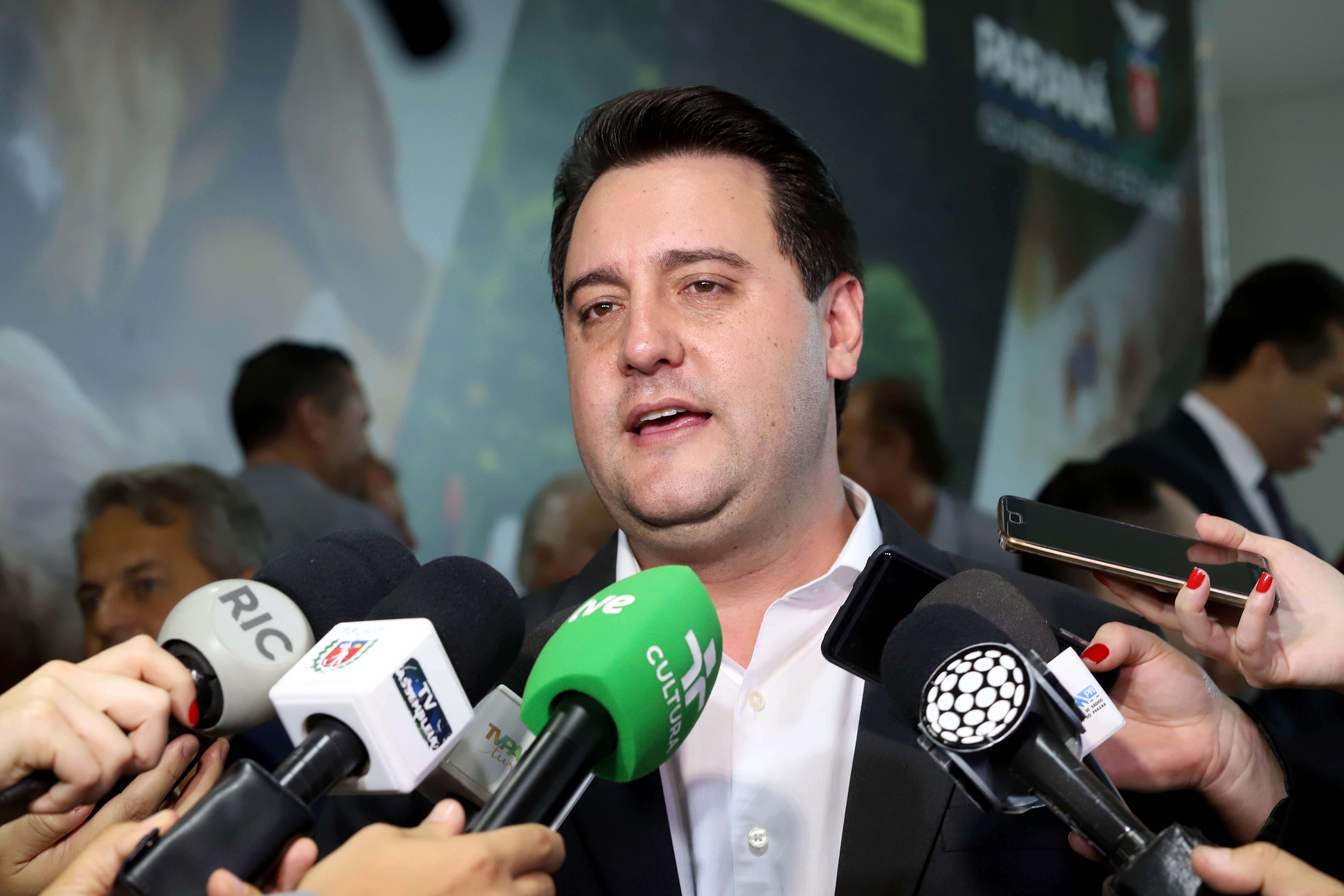 O governador Carlos Massa Ratinho Junior confirmou nesta terça-feira (17), durante evento no Palácio Iguaçu, um grande pacote voltado para o meio ambiente e a sustentabilidade. Foram destinados, entre liberações diretas e convênios, R$ 65 milhões para 149 municípios do Estado. Foto: Arnaldo Alves/AEN