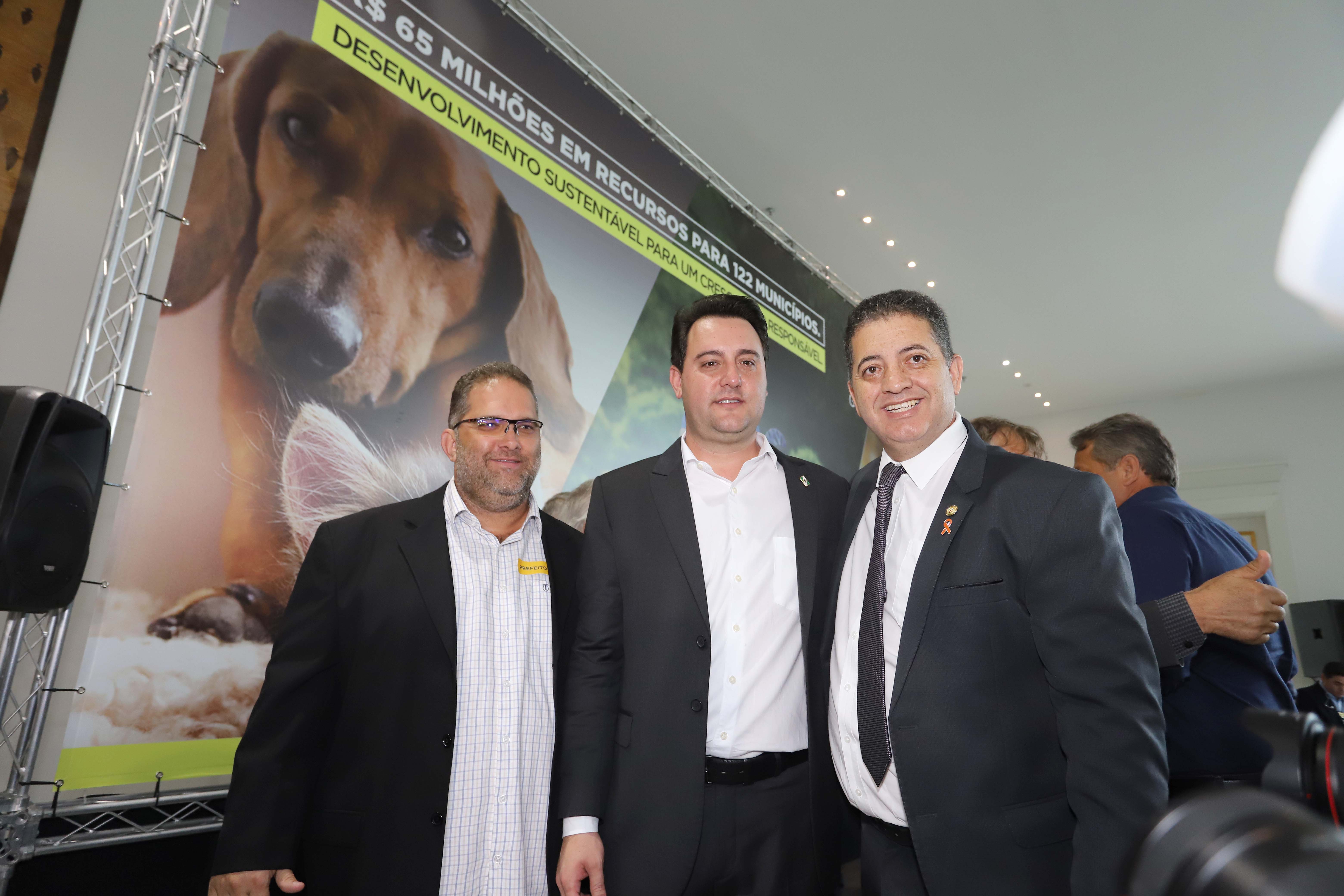 O governador Carlos Massa Ratinho Junior confirmou nesta terça-feira (17), durante evento no Palácio Iguaçu, um grande pacote voltado para o meio ambiente e a sustentabilidade. Foram destinados, entre liberações diretas e convênios, R$ 65 milhões para 149 municípios do Estado. Foto: Arnaldo Alves/AEN