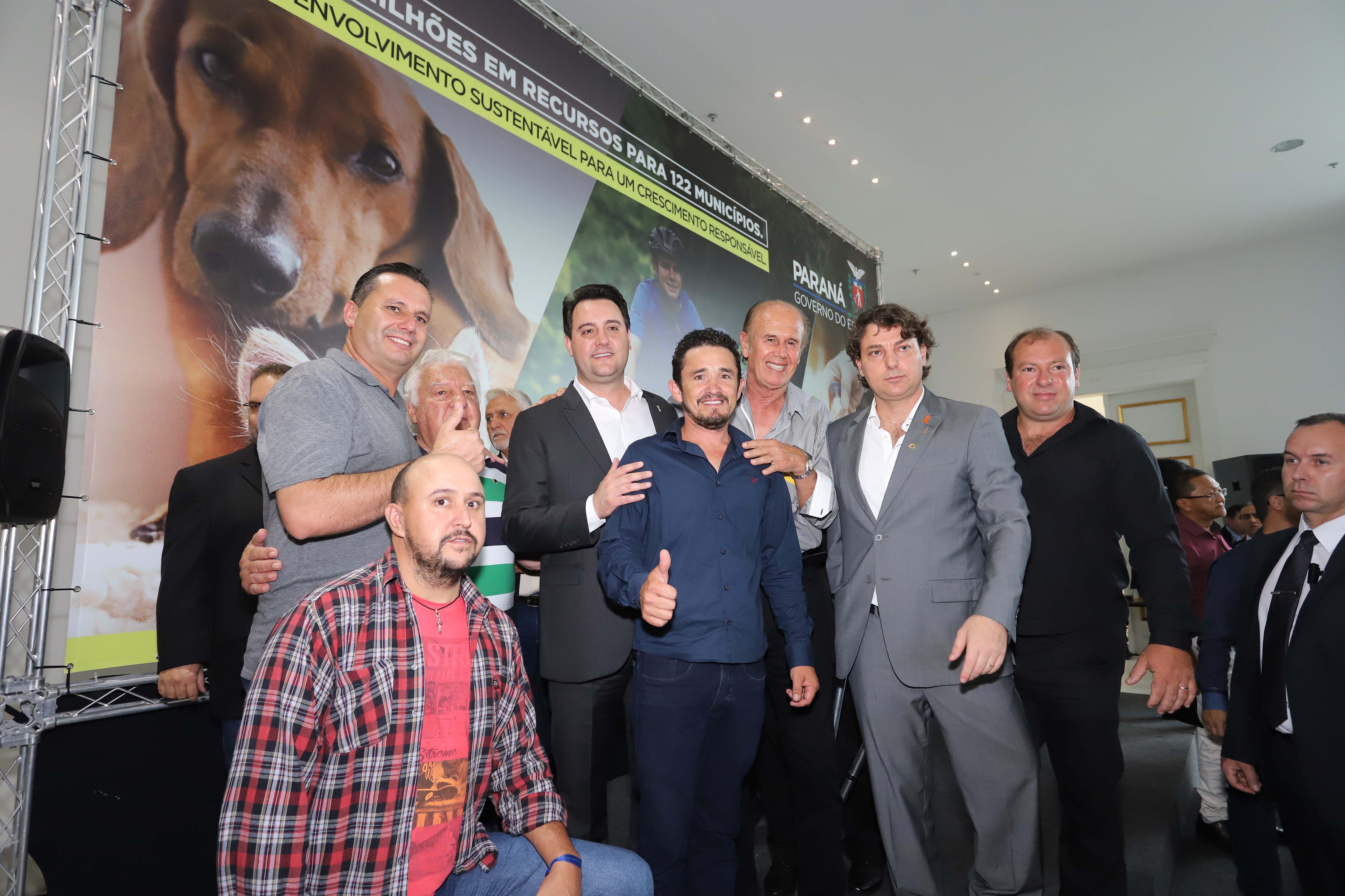 O governador Carlos Massa Ratinho Junior confirmou nesta terça-feira (17), durante evento no Palácio Iguaçu, um grande pacote voltado para o meio ambiente e a sustentabilidade. Foram destinados, entre liberações diretas e convênios, R$ 65 milhões para 149 municípios do Estado. Foto: Arnaldo Alves/AEN