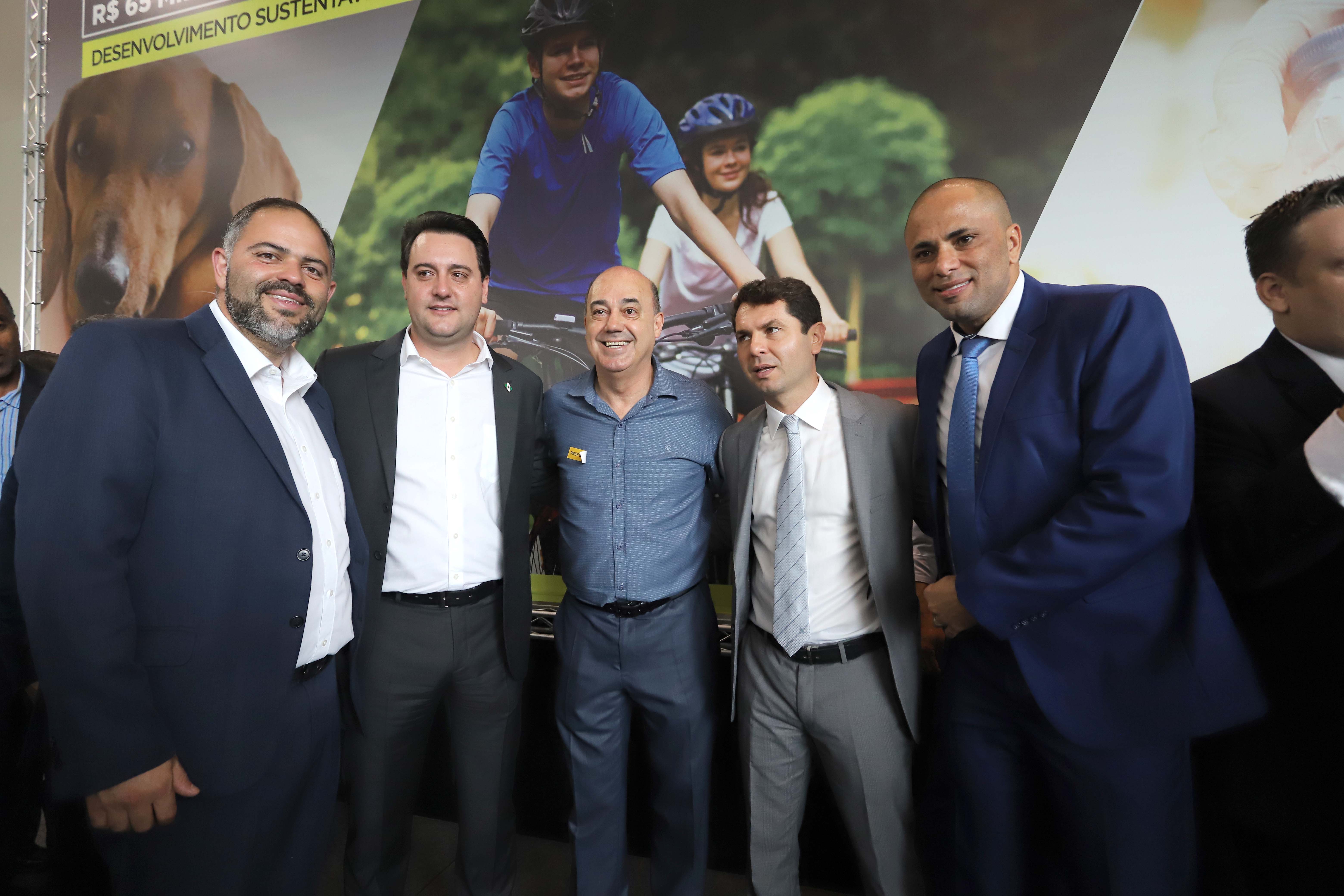 O governador Carlos Massa Ratinho Junior confirmou nesta terça-feira (17), durante evento no Palácio Iguaçu, um grande pacote voltado para o meio ambiente e a sustentabilidade. Foram destinados, entre liberações diretas e convênios, R$ 65 milhões para 149 municípios do Estado. Foto: Arnaldo Alves/AEN
