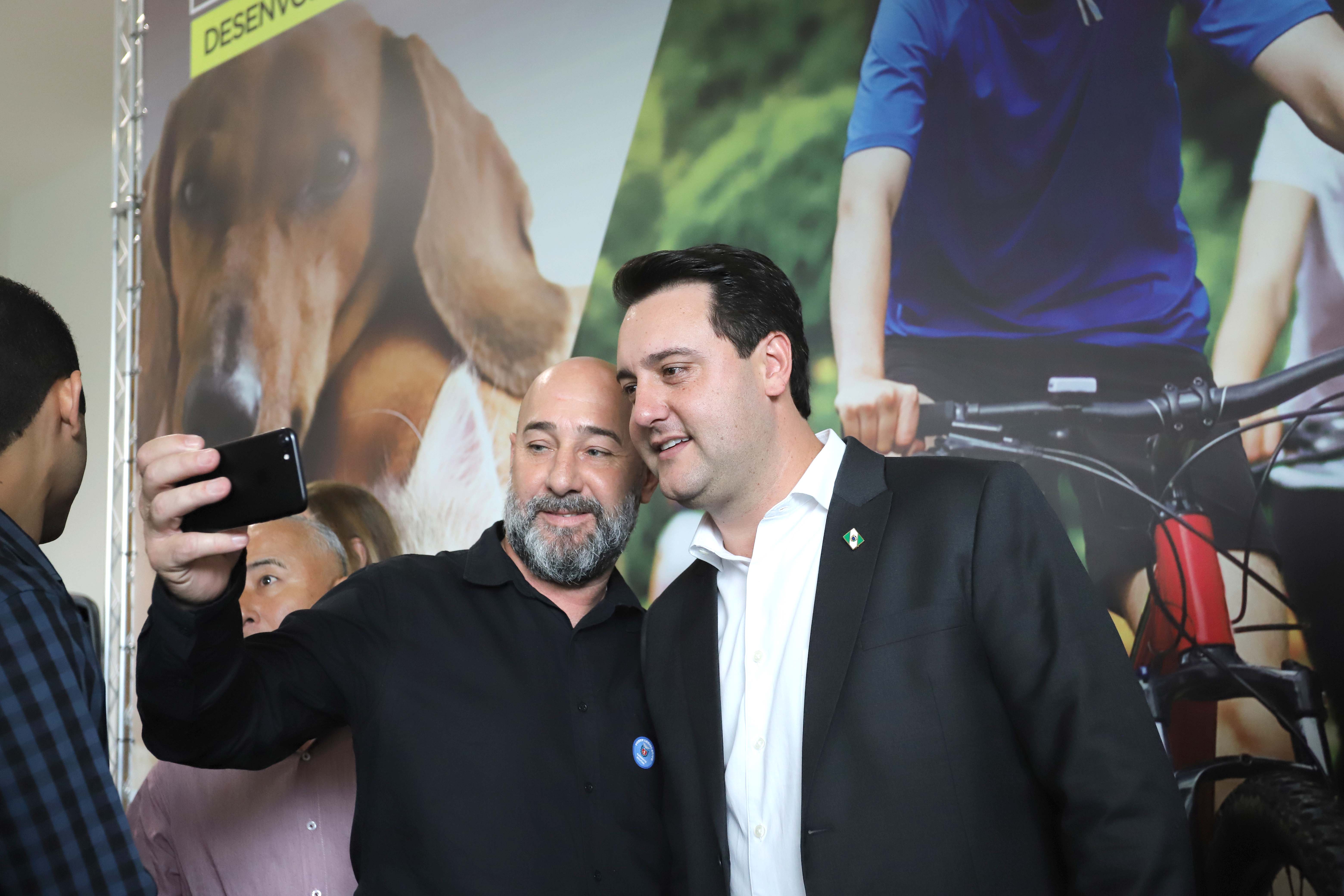 O governador Carlos Massa Ratinho Junior confirmou nesta terça-feira (17), durante evento no Palácio Iguaçu, um grande pacote voltado para o meio ambiente e a sustentabilidade. Foram destinados, entre liberações diretas e convênios, R$ 65 milhões para 149 municípios do Estado. Foto: Arnaldo Alves/AEN