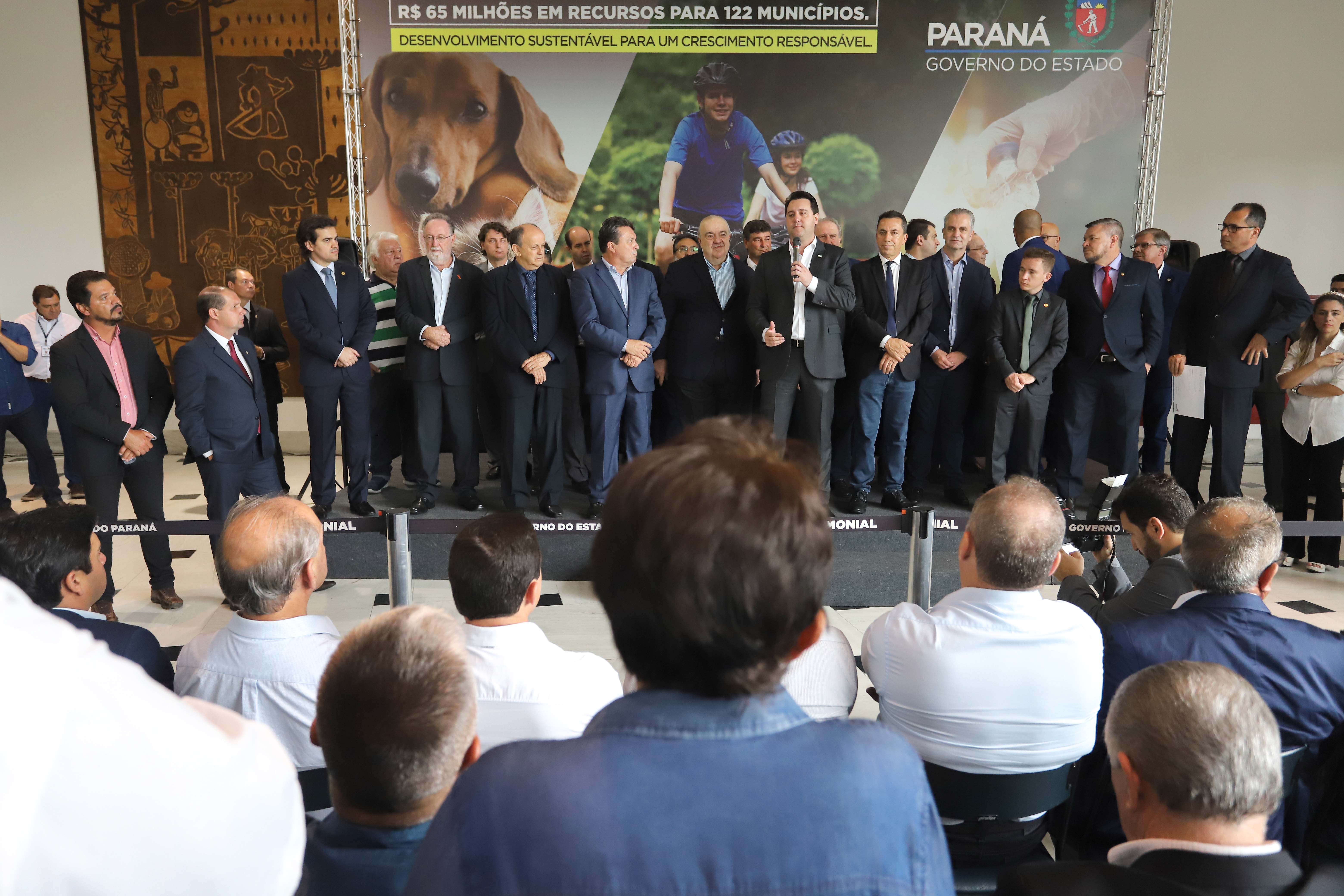 O governador Carlos Massa Ratinho Junior confirmou nesta terça-feira (17), durante evento no Palácio Iguaçu, um grande pacote voltado para o meio ambiente e a sustentabilidade. Foram destinados, entre liberações diretas e convênios, R$ 65 milhões para 149 municípios do Estado. Foto: Arnaldo Alves/AEN