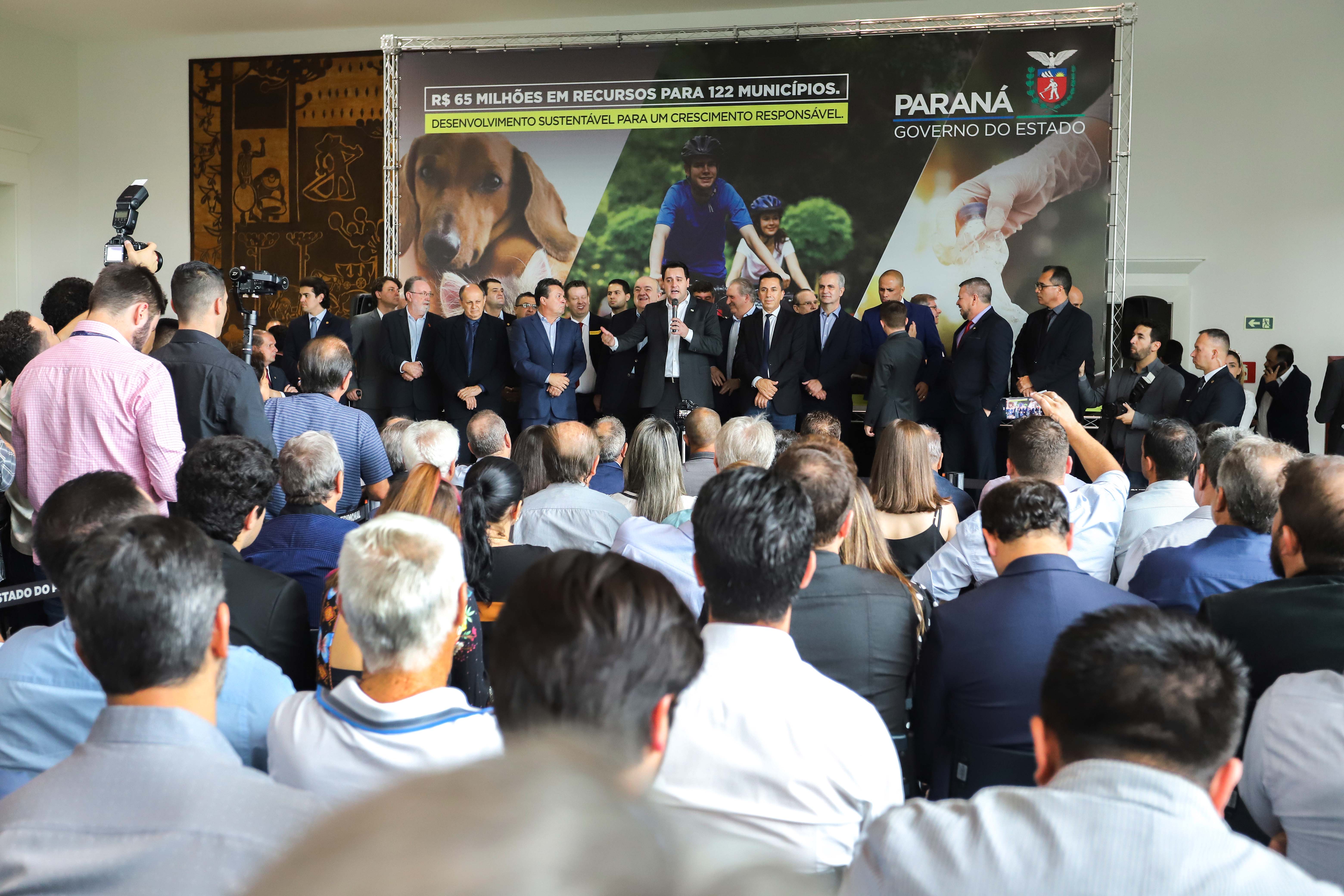 O governador Carlos Massa Ratinho Junior confirmou nesta terça-feira (17), durante evento no Palácio Iguaçu, um grande pacote voltado para o meio ambiente e a sustentabilidade. Foram destinados, entre liberações diretas e convênios, R$ 65 milhões para 149 municípios do Estado. Foto: Arnaldo Alves/AEN