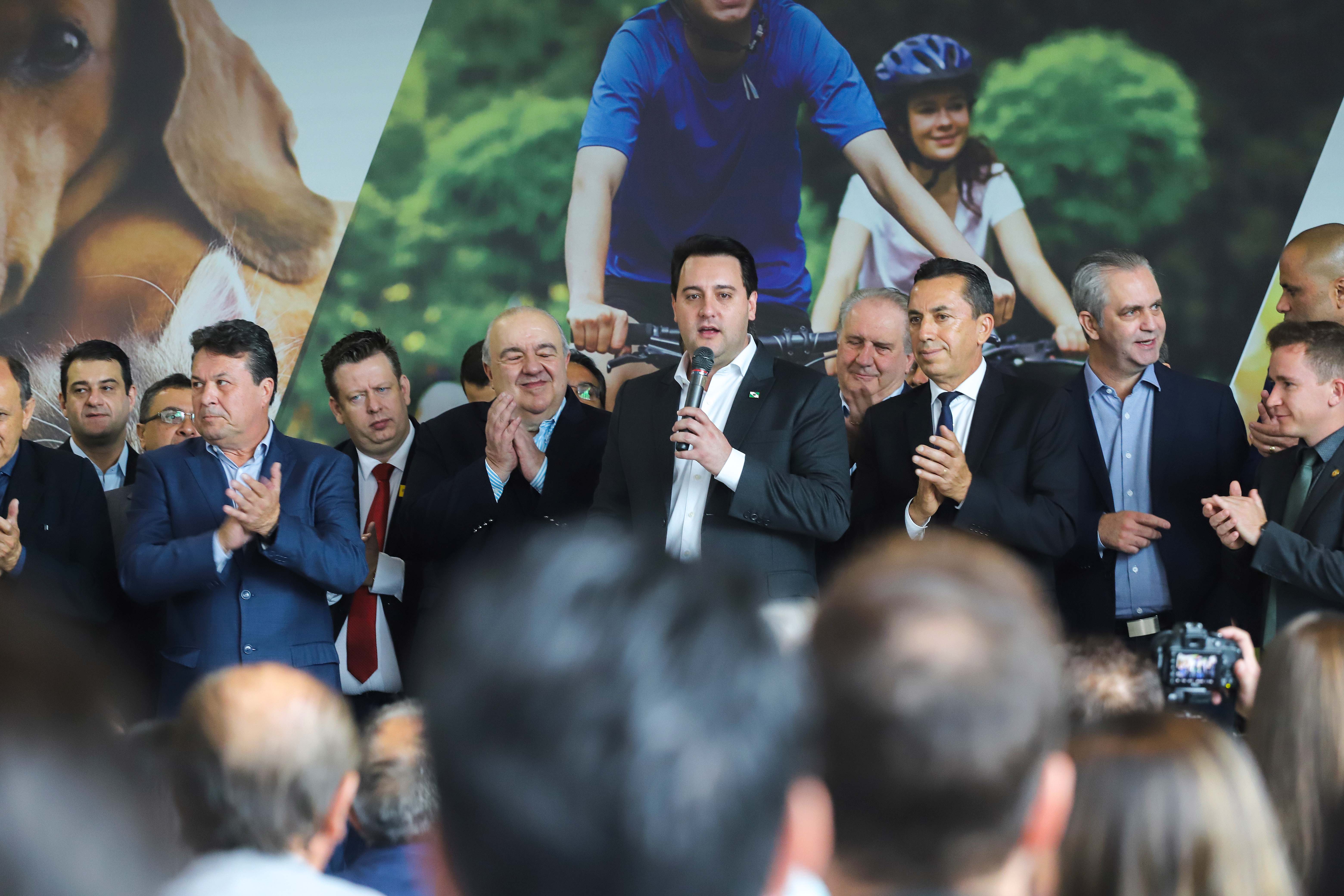O governador Carlos Massa Ratinho Junior confirmou nesta terça-feira (17), durante evento no Palácio Iguaçu, um grande pacote voltado para o meio ambiente e a sustentabilidade. Foram destinados, entre liberações diretas e convênios, R$ 65 milhões para 149 municípios do Estado. Foto: Arnaldo Alves/AEN