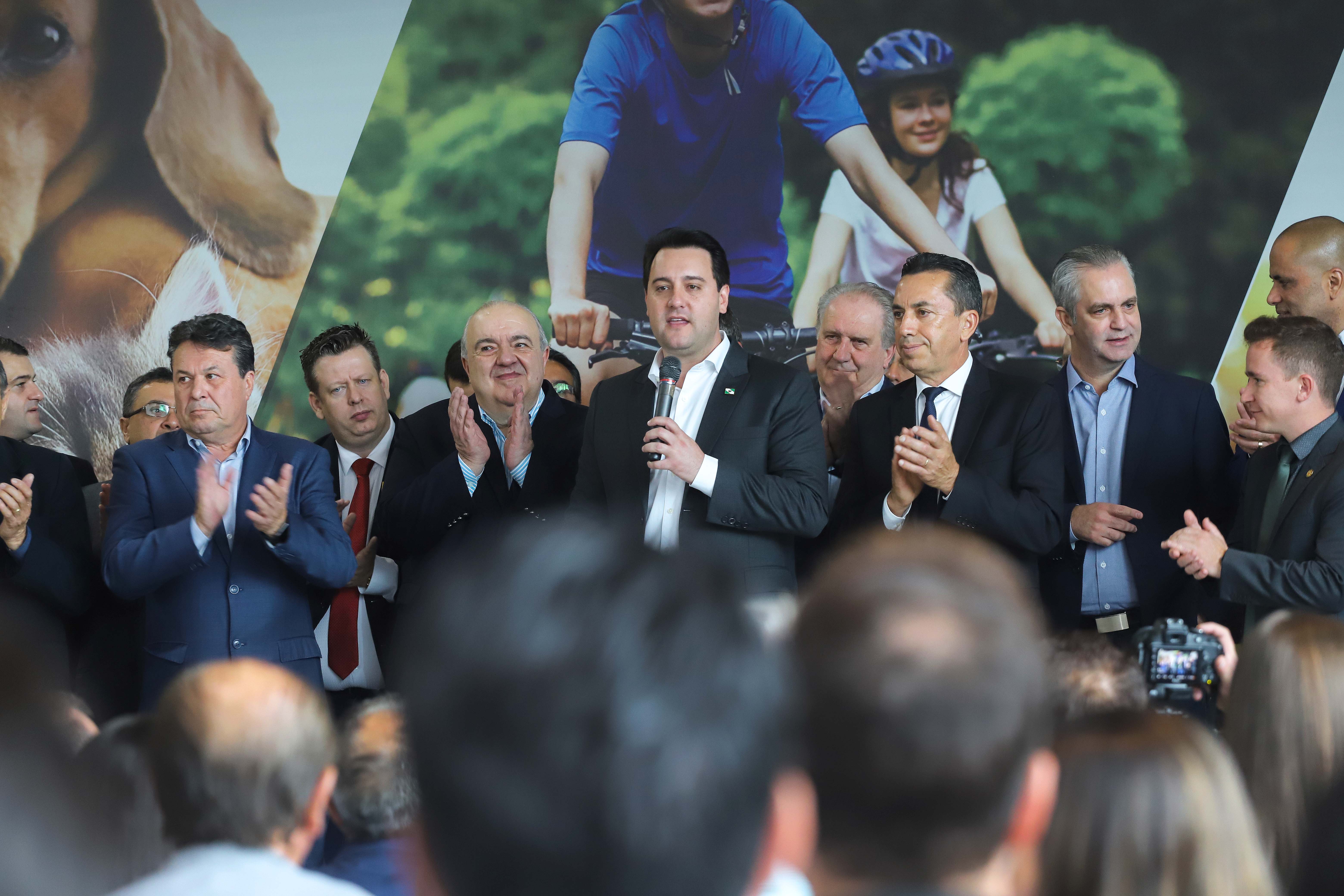O governador Carlos Massa Ratinho Junior confirmou nesta terça-feira (17), durante evento no Palácio Iguaçu, um grande pacote voltado para o meio ambiente e a sustentabilidade. Foram destinados, entre liberações diretas e convênios, R$ 65 milhões para 149 municípios do Estado. Foto: Arnaldo Alves/AEN