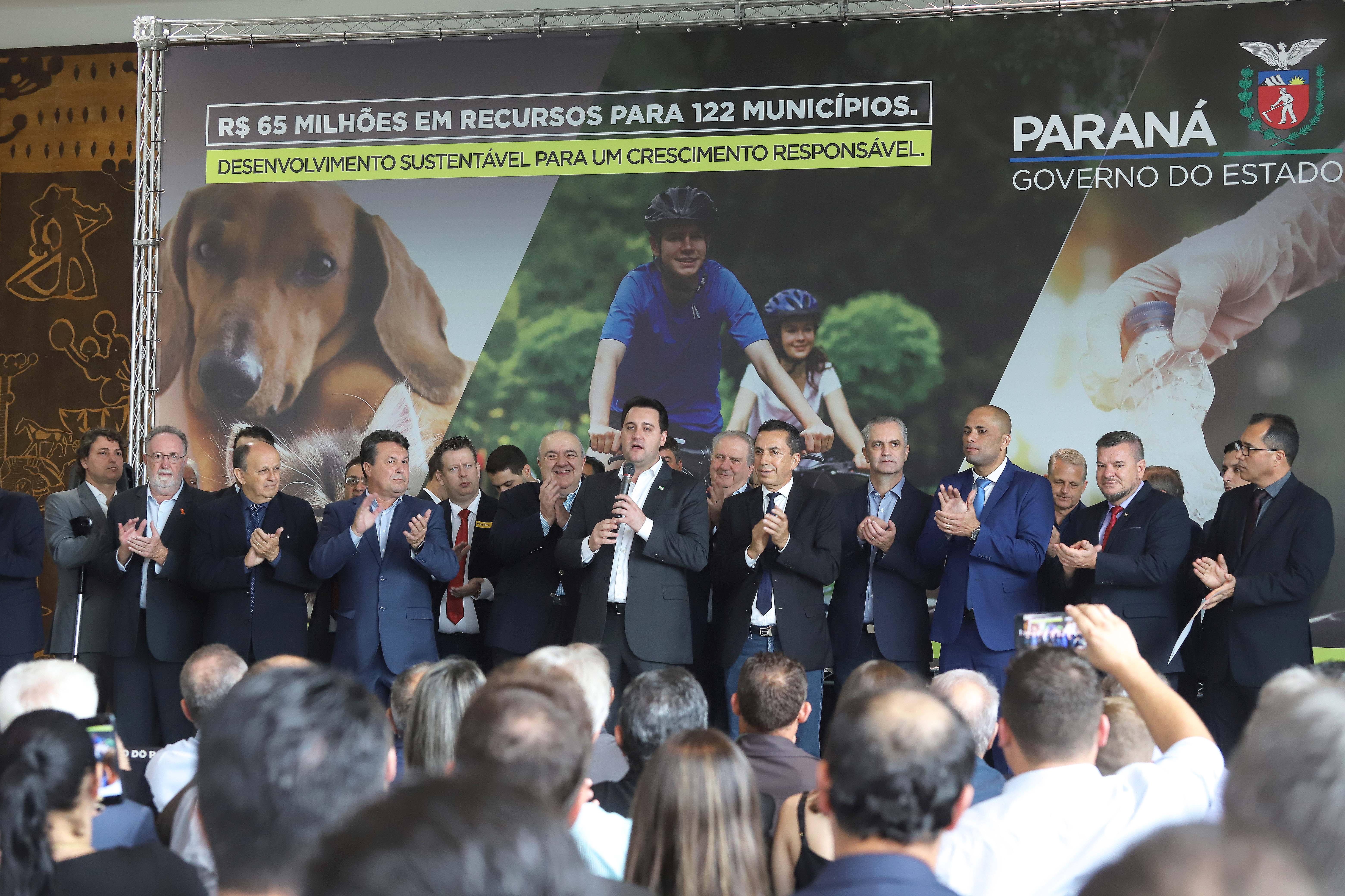 O governador Carlos Massa Ratinho Junior confirmou nesta terça-feira (17), durante evento no Palácio Iguaçu, um grande pacote voltado para o meio ambiente e a sustentabilidade. Foram destinados, entre liberações diretas e convênios, R$ 65 milhões para 149 municípios do Estado. Foto: Arnaldo Alves/AEN