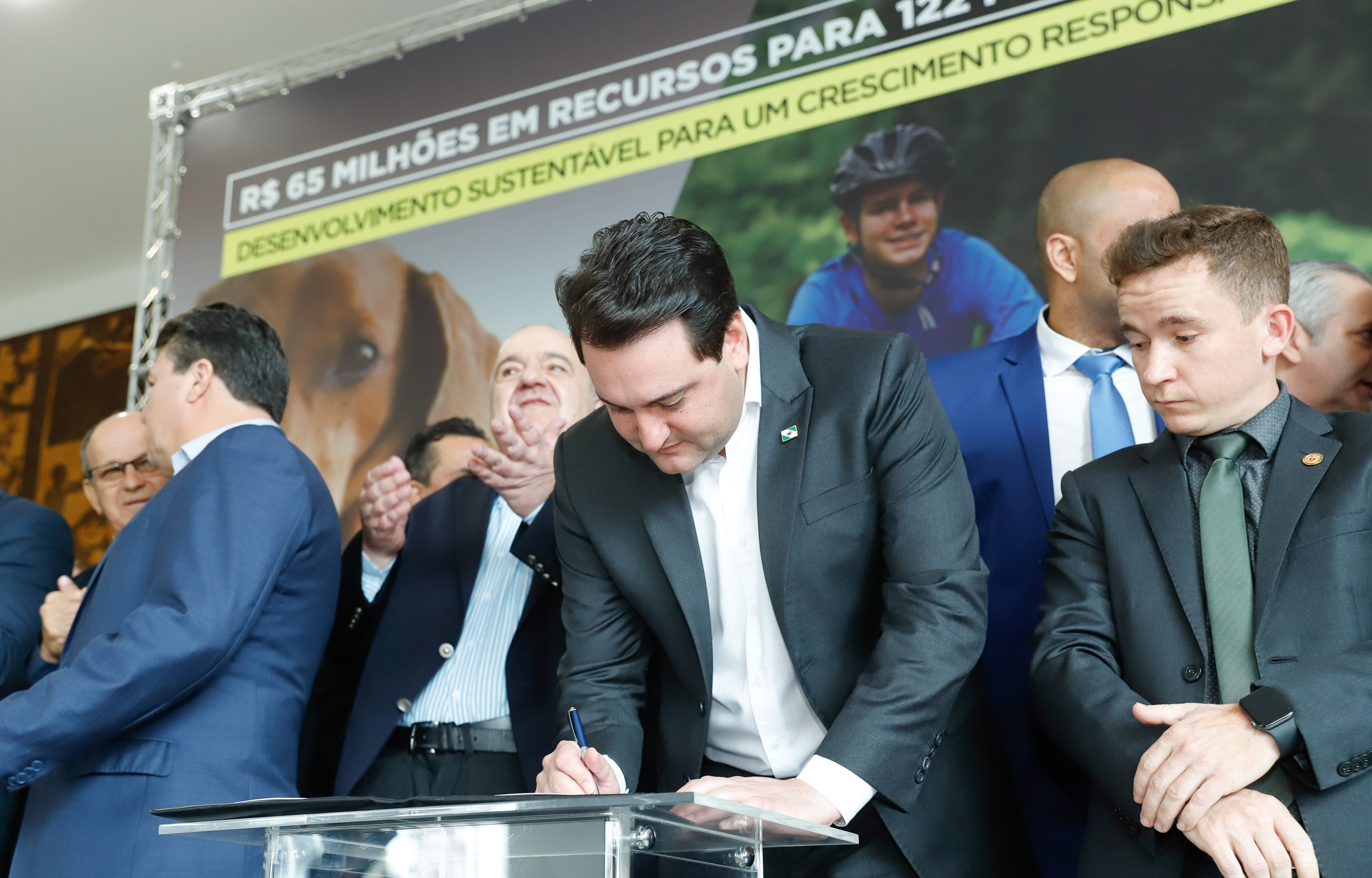 O governador Carlos Massa Ratinho Junior confirmou nesta terça-feira (17), durante evento no Palácio Iguaçu, um grande pacote voltado para o meio ambiente e a sustentabilidade. Foram destinados, entre liberações diretas e convênios, R$ 65 milhões para 149 municípios do Estado.