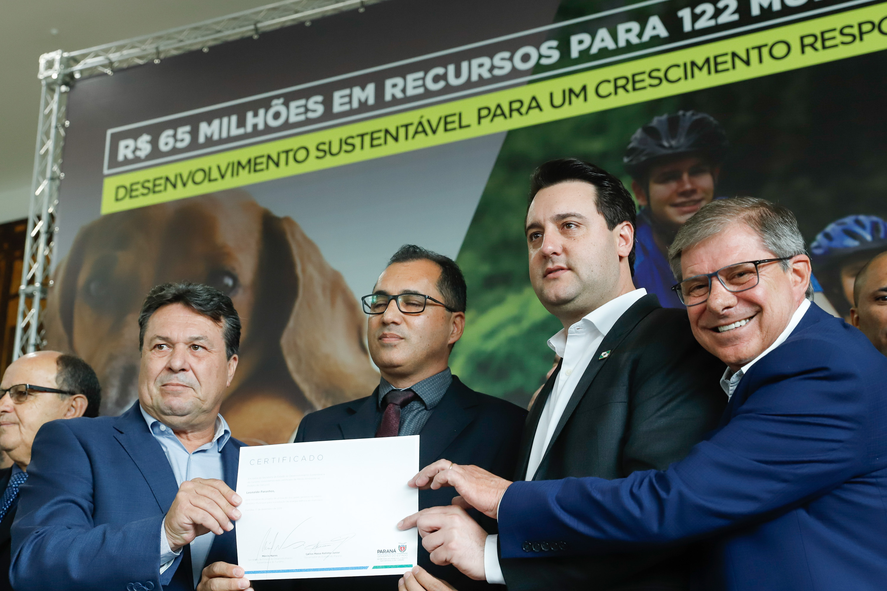 O governador Carlos Massa Ratinho Junior confirmou nesta terça-feira (17), durante evento no Palácio Iguaçu, um grande pacote voltado para o meio ambiente e a sustentabilidade. Foram destinados, entre liberações diretas e convênios, R$ 65 milhões para 149 municípios do Estado.