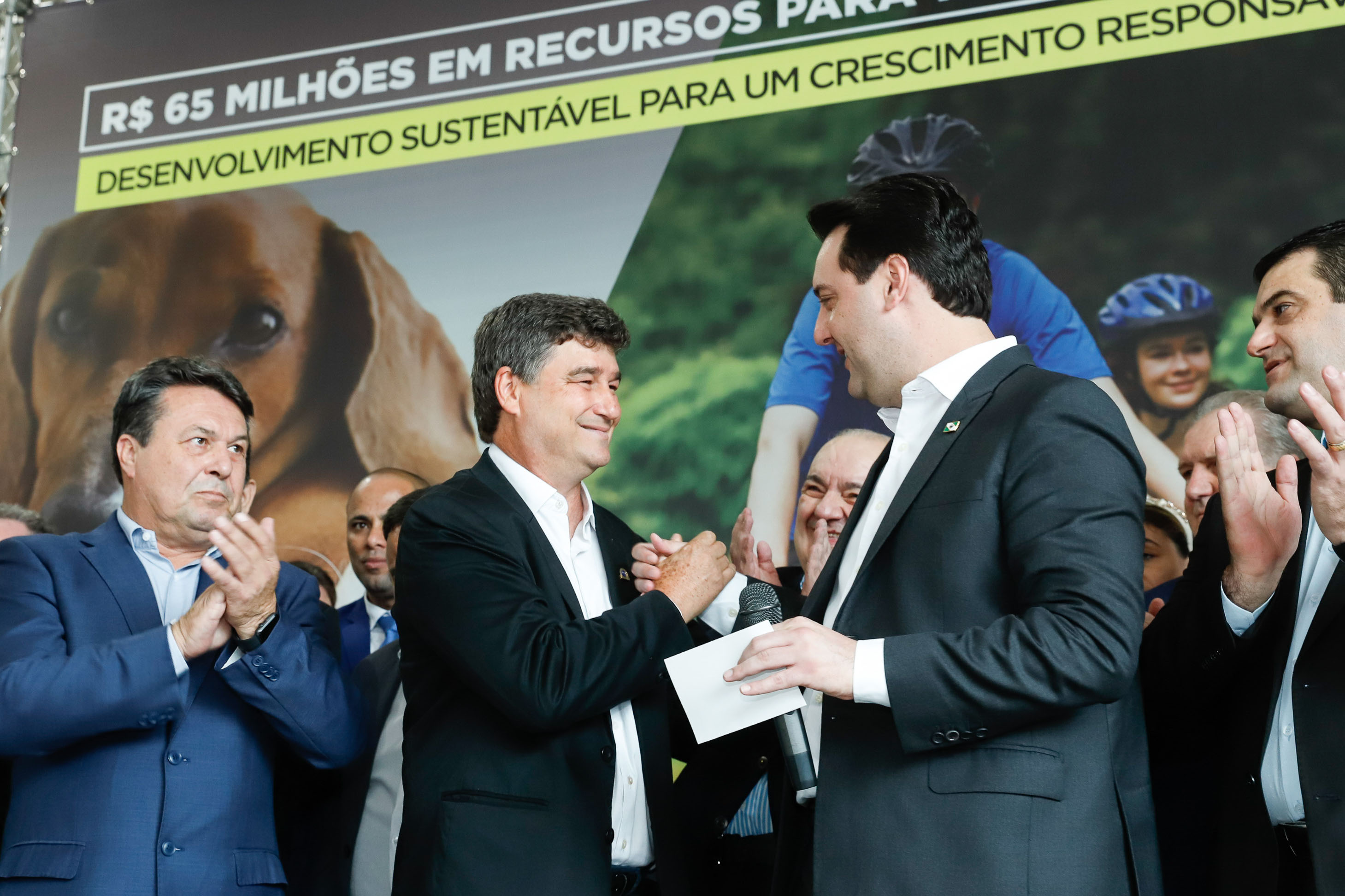 O governador Carlos Massa Ratinho Junior confirmou nesta terça-feira (17), durante evento no Palácio Iguaçu, um grande pacote voltado para o meio ambiente e a sustentabilidade. Foram destinados, entre liberações diretas e convênios, R$ 65 milhões para 149 municípios do Estado.
