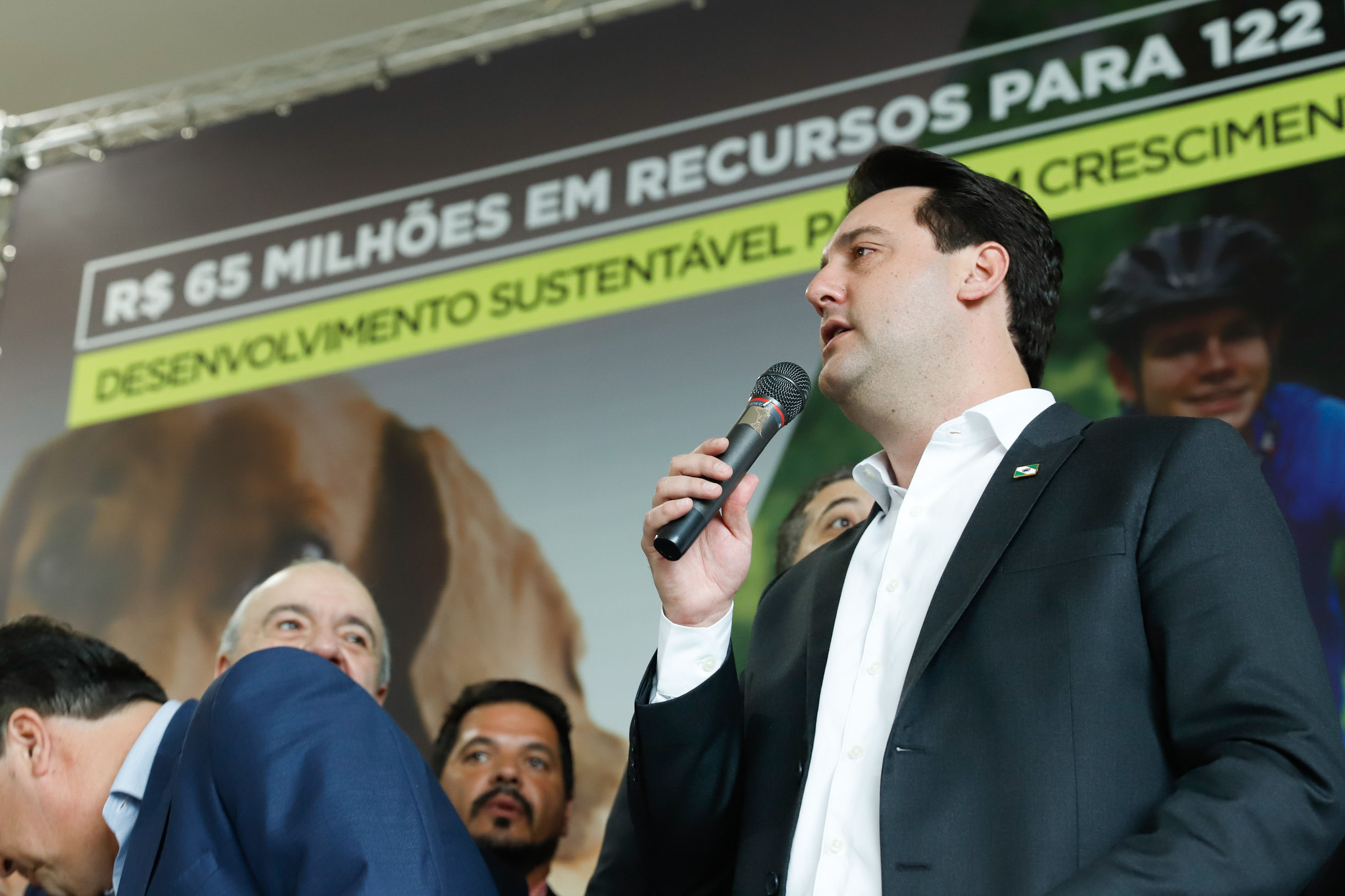 O governador Carlos Massa Ratinho Junior confirmou nesta terça-feira (17), durante evento no Palácio Iguaçu, um grande pacote voltado para o meio ambiente e a sustentabilidade. Foram destinados, entre liberações diretas e convênios, R$ 65 milhões para 149 municípios do Estado.