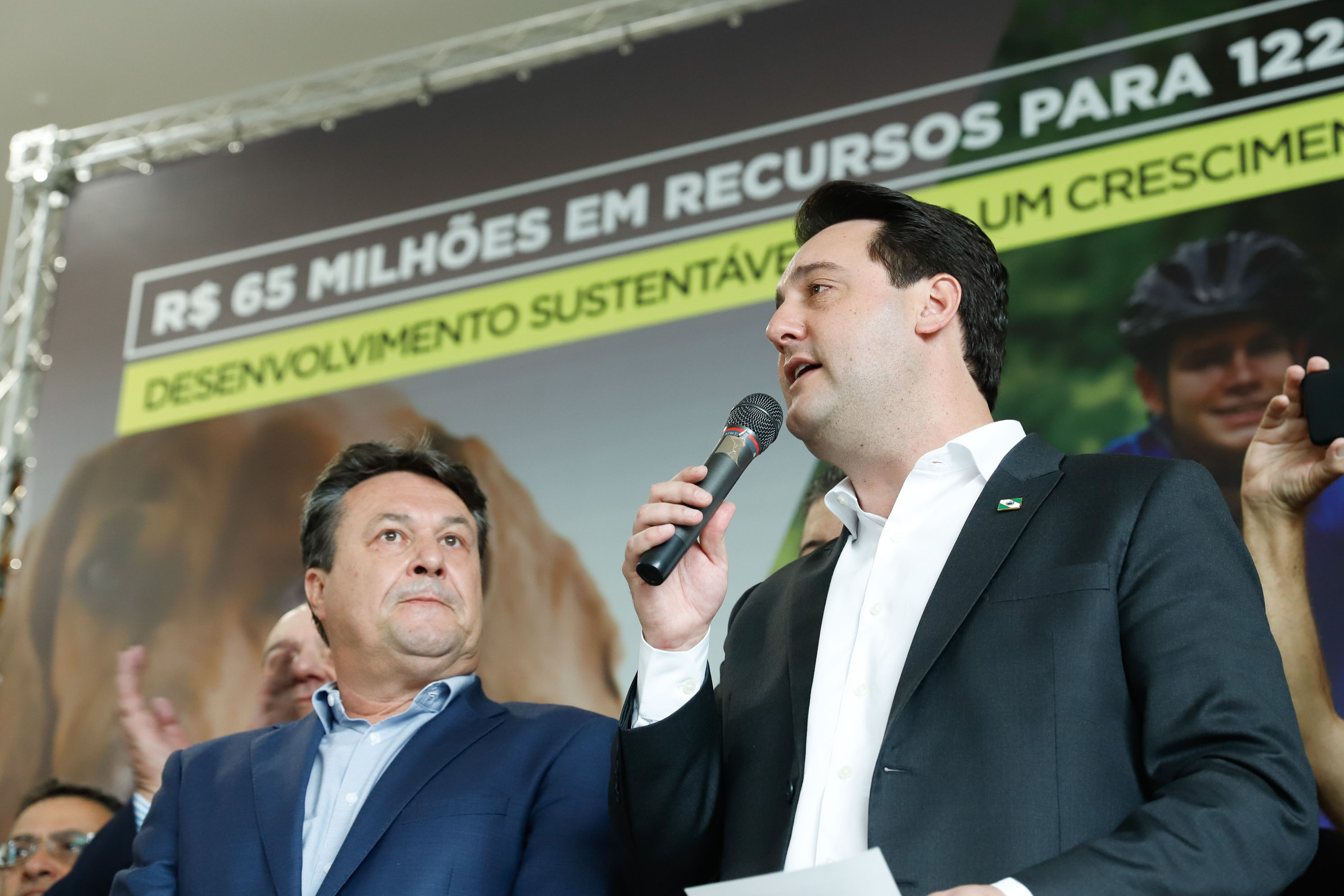 O governador Carlos Massa Ratinho Junior confirmou nesta terça-feira (17), durante evento no Palácio Iguaçu, um grande pacote voltado para o meio ambiente e a sustentabilidade. Foram destinados, entre liberações diretas e convênios, R$ 65 milhões para 149 municípios do Estado.