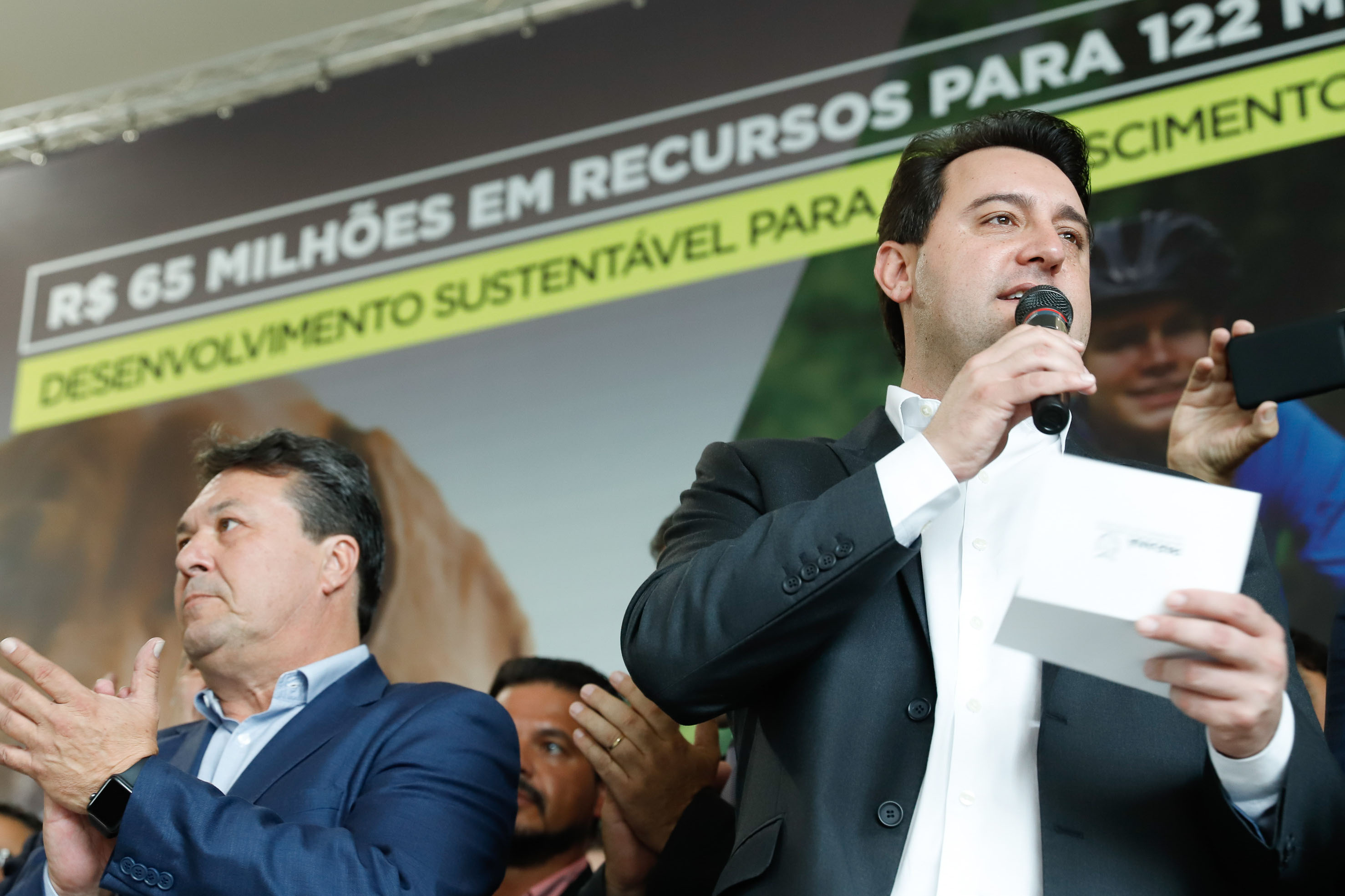 O governador Carlos Massa Ratinho Junior confirmou nesta terça-feira (17), durante evento no Palácio Iguaçu, um grande pacote voltado para o meio ambiente e a sustentabilidade. Foram destinados, entre liberações diretas e convênios, R$ 65 milhões para 149 municípios do Estado.