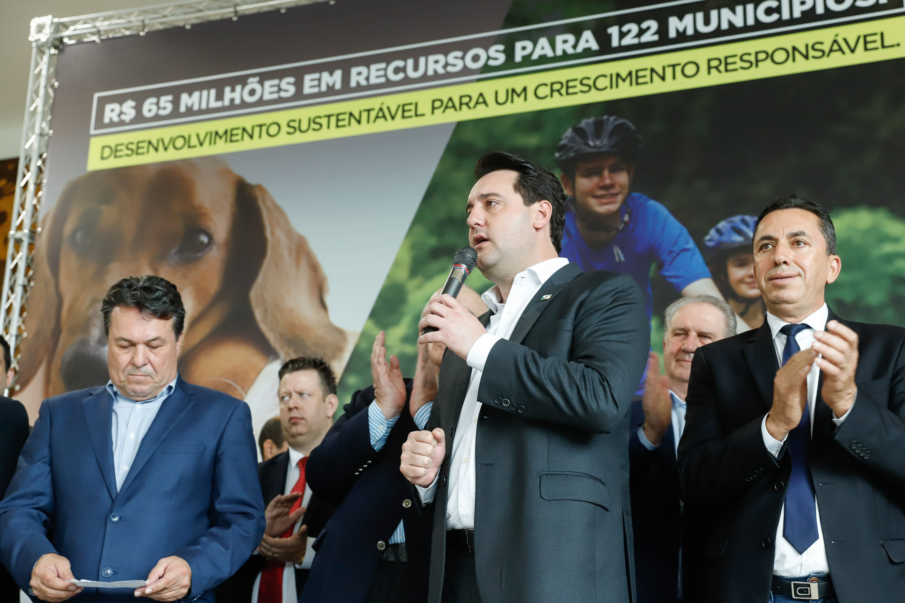 O governador Carlos Massa Ratinho Junior confirmou nesta terça-feira (17), durante evento no Palácio Iguaçu, um grande pacote voltado para o meio ambiente e a sustentabilidade. Foram destinados, entre liberações diretas e convênios, R$ 65 milhões para 149 municípios do Estado.