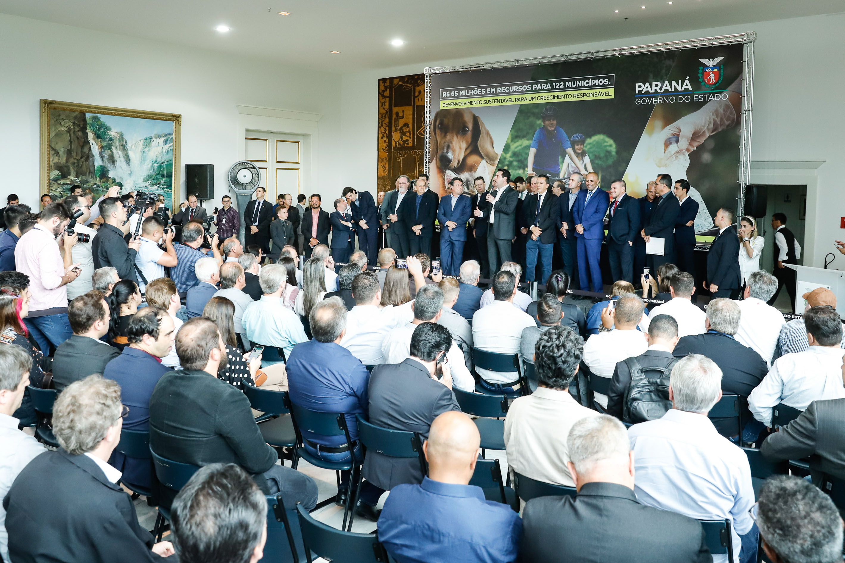 O governador Carlos Massa Ratinho Junior confirmou nesta terça-feira (17), durante evento no Palácio Iguaçu, um grande pacote voltado para o meio ambiente e a sustentabilidade. Foram destinados, entre liberações diretas e convênios, R$ 65 milhões para 149 municípios do Estado.
