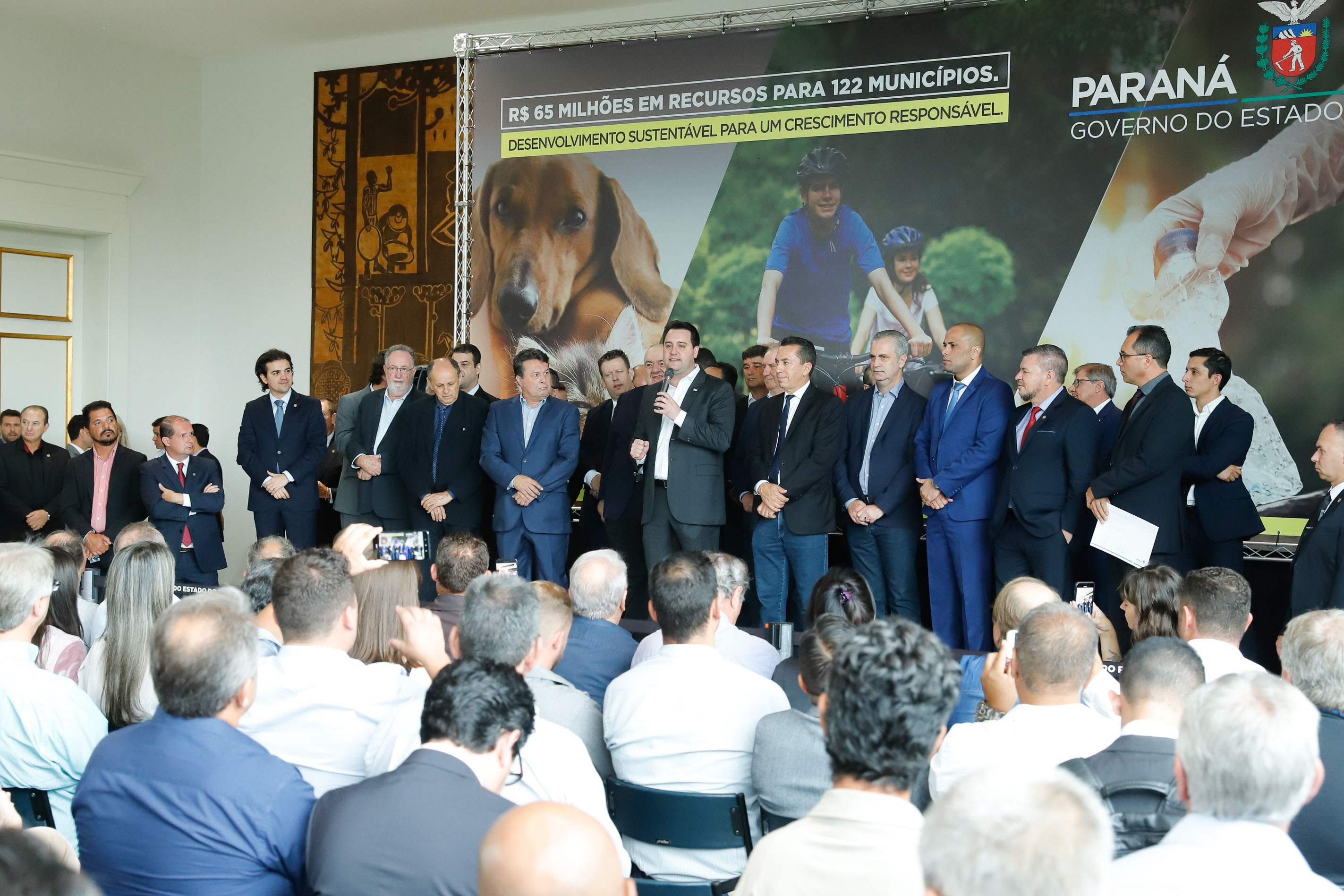 O governador Carlos Massa Ratinho Junior confirmou nesta terça-feira (17), durante evento no Palácio Iguaçu, um grande pacote voltado para o meio ambiente e a sustentabilidade. Foram destinados, entre liberações diretas e convênios, R$ 65 milhões para 149 municípios do Estado.