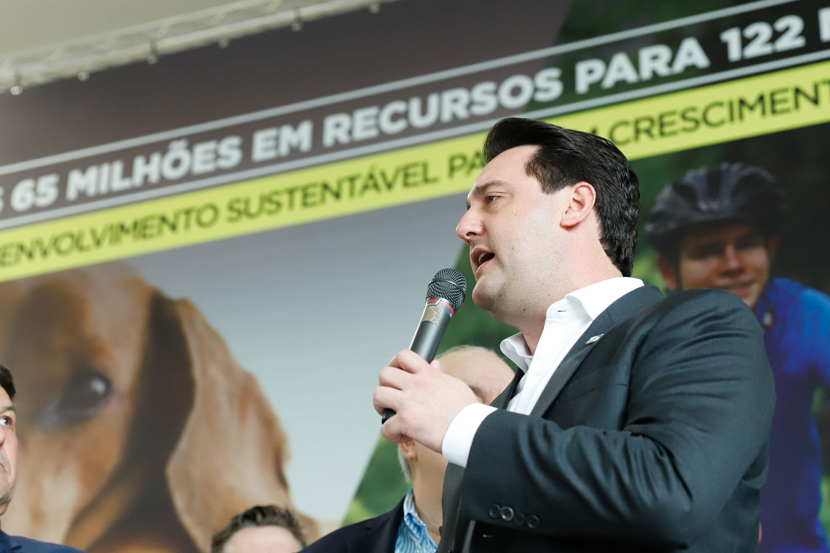 O governador Carlos Massa Ratinho Junior confirmou nesta terça-feira (17), durante evento no Palácio Iguaçu, um grande pacote voltado para o meio ambiente e a sustentabilidade. Foram destinados, entre liberações diretas e convênios, R$ 65 milhões para 149 municípios do Estado.