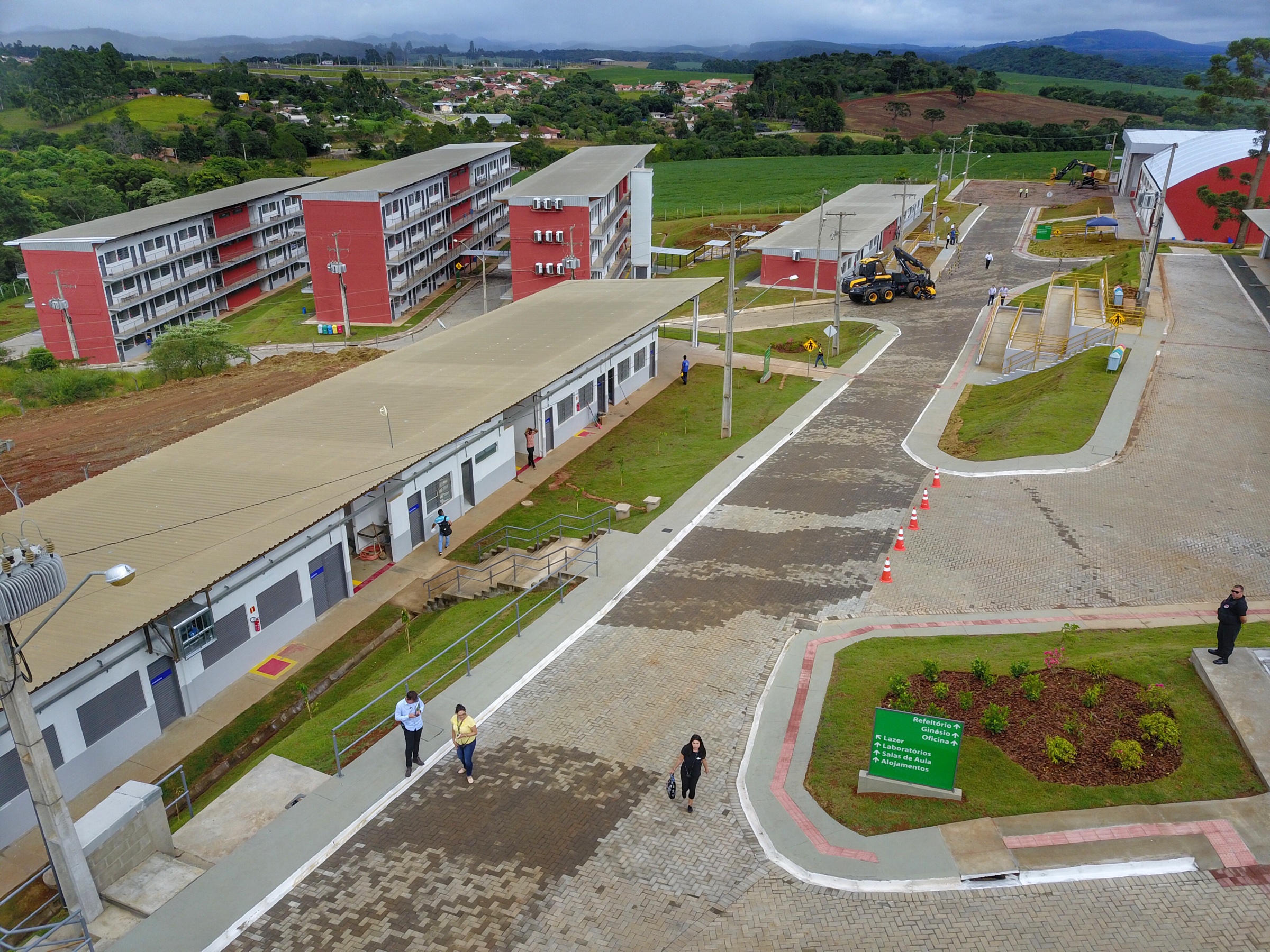 O governador Carlos Massa Ratinho Junior inaugurou nesta sexta-feira (31) a primeira escola técnica de operação florestal do Brasil, em Ortigueira, nos Campos Gerais. O Centro Estadual de Educação Profissional Florestal e Agrícola é fruto de uma parceria entre o Governo do Estado, a Klabin e a prefeitura. O investimento total foi de R$ 35 milhões, sendo R$ 12 milhões repassados pela Secretaria da Educação e do Esporte. Foto: José Fernando Ogura/AEN