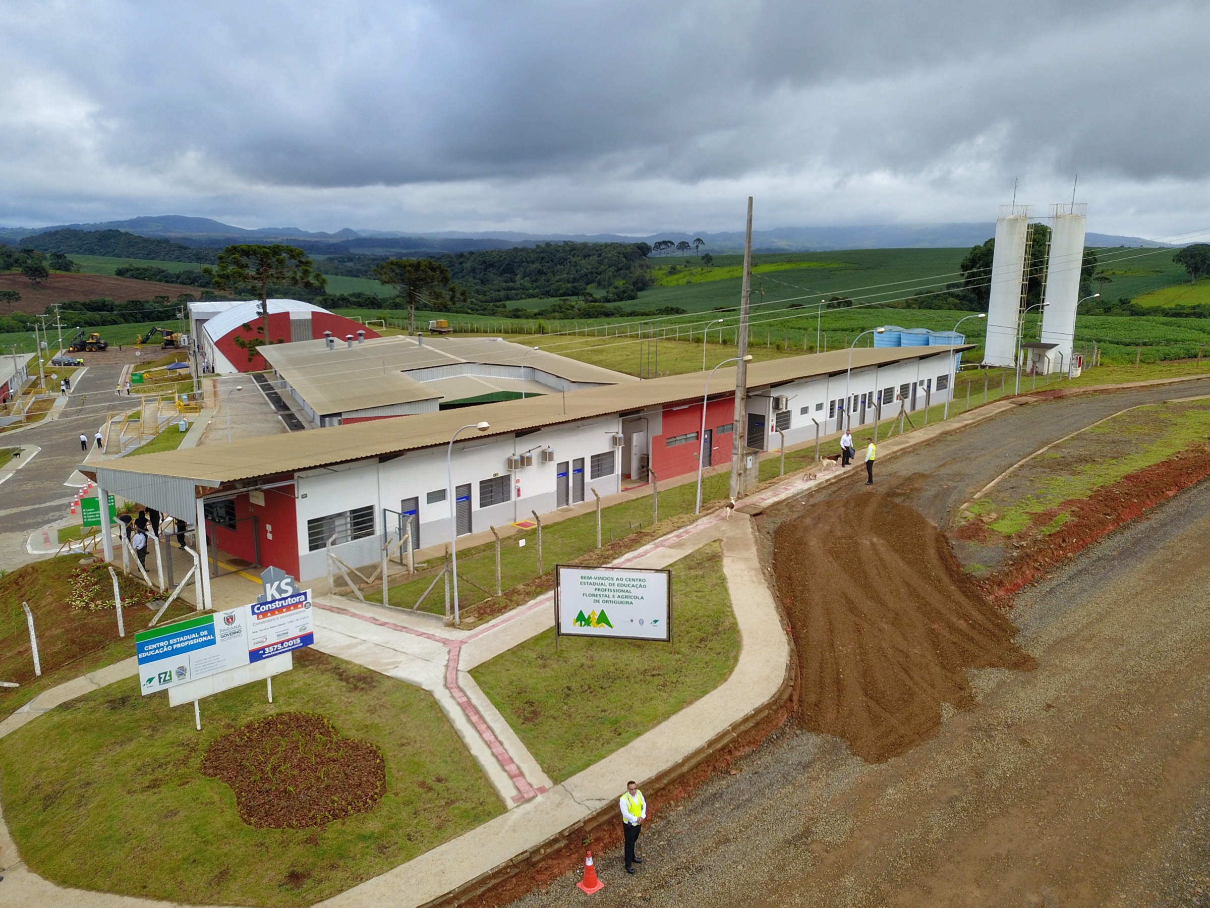 O governador Carlos Massa Ratinho Junior inaugurou nesta sexta-feira (31) a primeira escola técnica de operação florestal do Brasil, em Ortigueira, nos Campos Gerais. O Centro Estadual de Educação Profissional Florestal e Agrícola é fruto de uma parceria entre o Governo do Estado, a Klabin e a prefeitura. O investimento total foi de R$ 35 milhões, sendo R$ 12 milhões repassados pela Secretaria da Educação e do Esporte. Foto: José Fernando Ogura/AEN