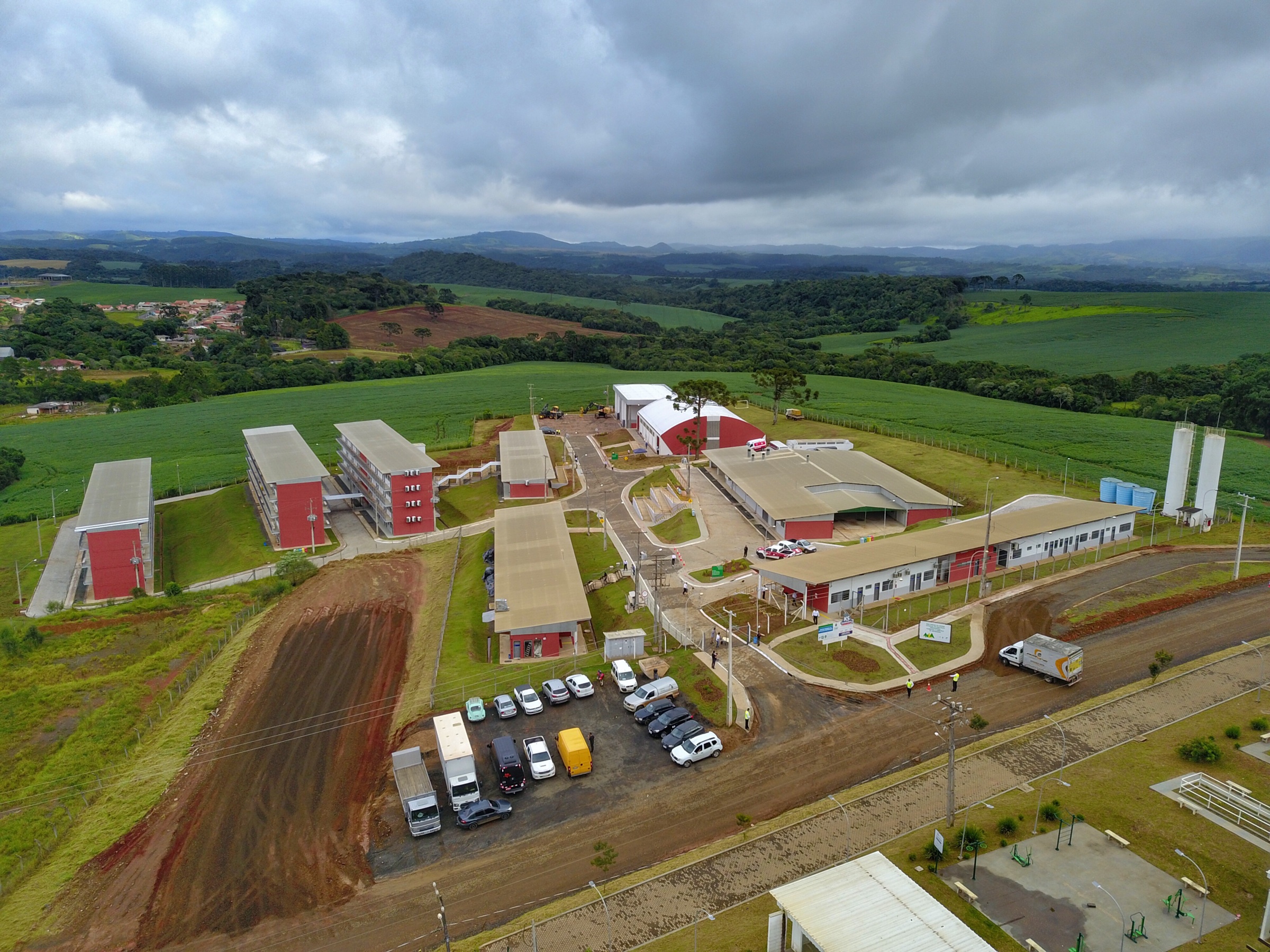 O governador Carlos Massa Ratinho Junior inaugurou nesta sexta-feira (31) a primeira escola técnica de operação florestal do Brasil, em Ortigueira, nos Campos Gerais. O Centro Estadual de Educação Profissional Florestal e Agrícola é fruto de uma parceria entre o Governo do Estado, a Klabin e a prefeitura. O investimento total foi de R$ 35 milhões, sendo R$ 12 milhões repassados pela Secretaria da Educação e do Esporte. Foto: José Fernando Ogura/AEN