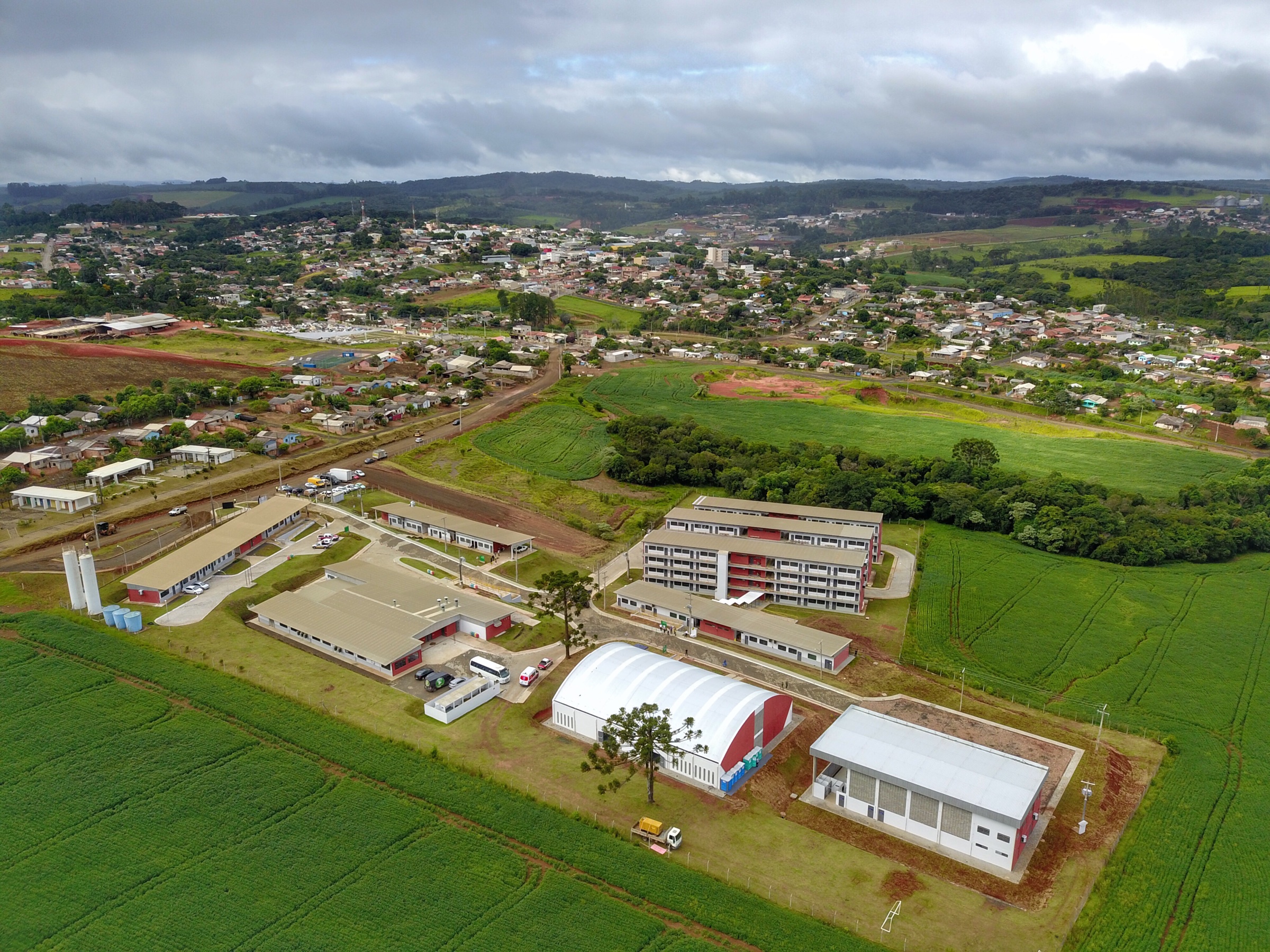 O governador Carlos Massa Ratinho Junior inaugurou nesta sexta-feira (31) a primeira escola técnica de operação florestal do Brasil, em Ortigueira, nos Campos Gerais. O Centro Estadual de Educação Profissional Florestal e Agrícola é fruto de uma parceria entre o Governo do Estado, a Klabin e a prefeitura. O investimento total foi de R$ 35 milhões, sendo R$ 12 milhões repassados pela Secretaria da Educação e do Esporte. Foto: José Fernando Ogura/AEN