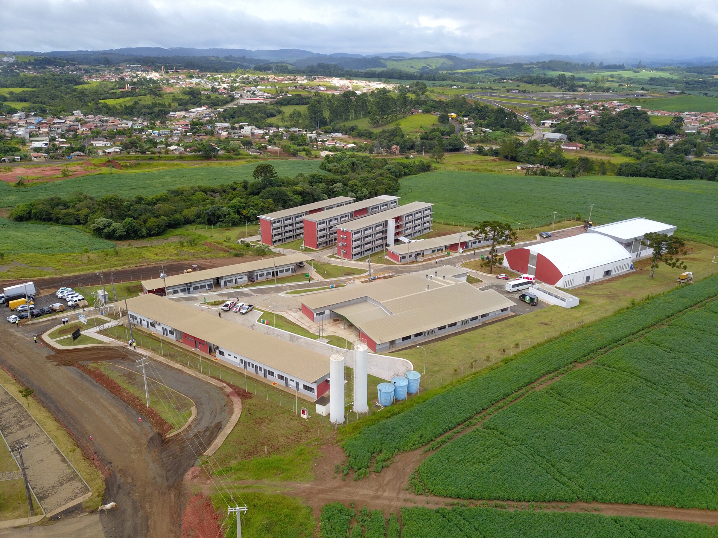 O governador Carlos Massa Ratinho Junior inaugurou nesta sexta-feira (31) a primeira escola técnica de operação florestal do Brasil, em Ortigueira, nos Campos Gerais. O Centro Estadual de Educação Profissional Florestal e Agrícola é fruto de uma parceria entre o Governo do Estado, a Klabin e a prefeitura. O investimento total foi de R$ 35 milhões, sendo R$ 12 milhões repassados pela Secretaria da Educação e do Esporte. Foto: José Fernando Ogura/AEN