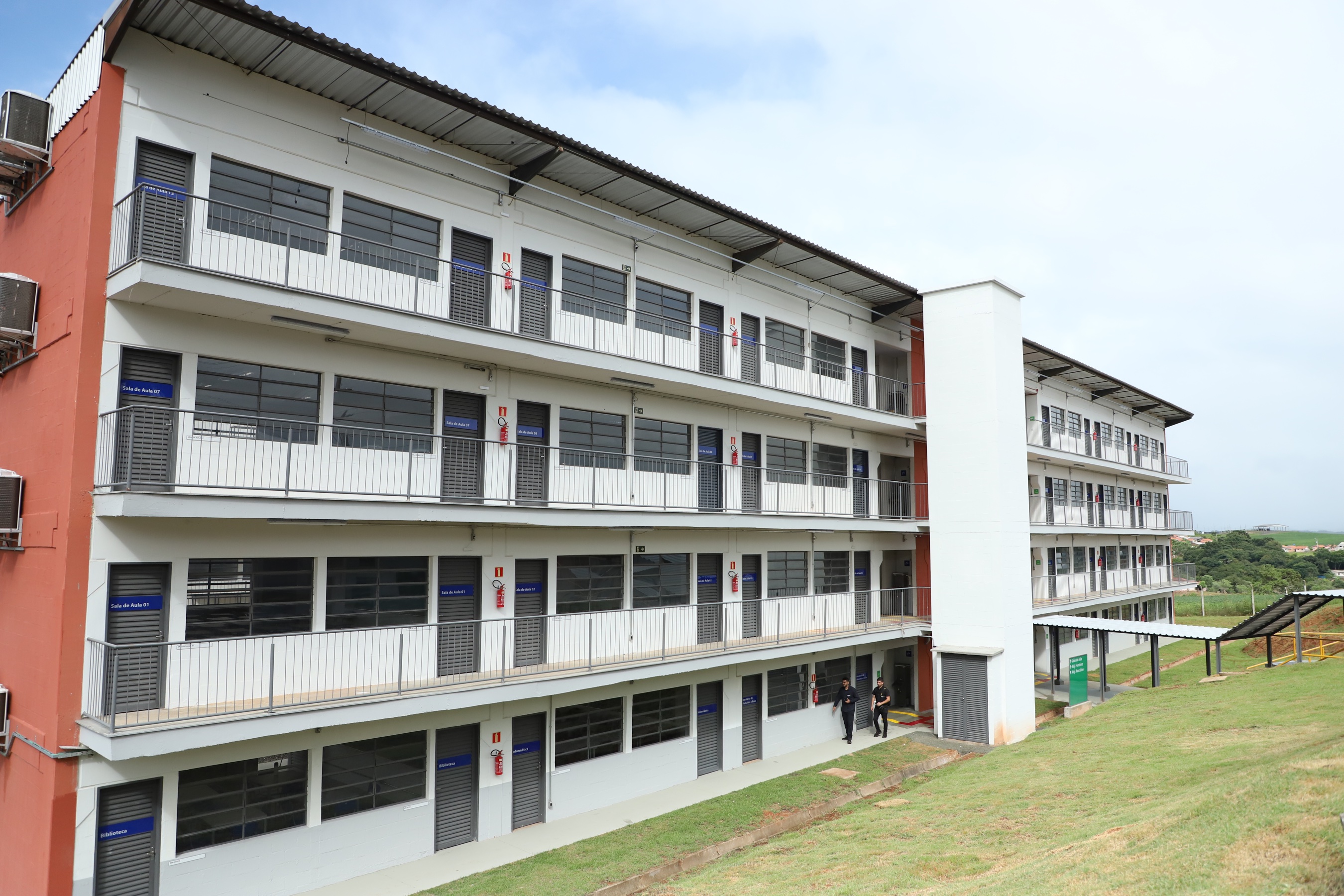 O governador Carlos Massa Ratinho Junior inaugurou nesta sexta-feira (31) a primeira escola técnica de operação florestal do Brasil, em Ortigueira, nos Campos Gerais. O Centro Estadual de Educação Profissional Florestal e Agrícola é fruto de uma parceria entre o Governo do Estado, a Klabin e a prefeitura. O investimento total foi de R$ 35 milhões, sendo R$ 12 milhões repassados pela Secretaria da Educação e do Esporte. Foto: José Fernando Ogura/AEN