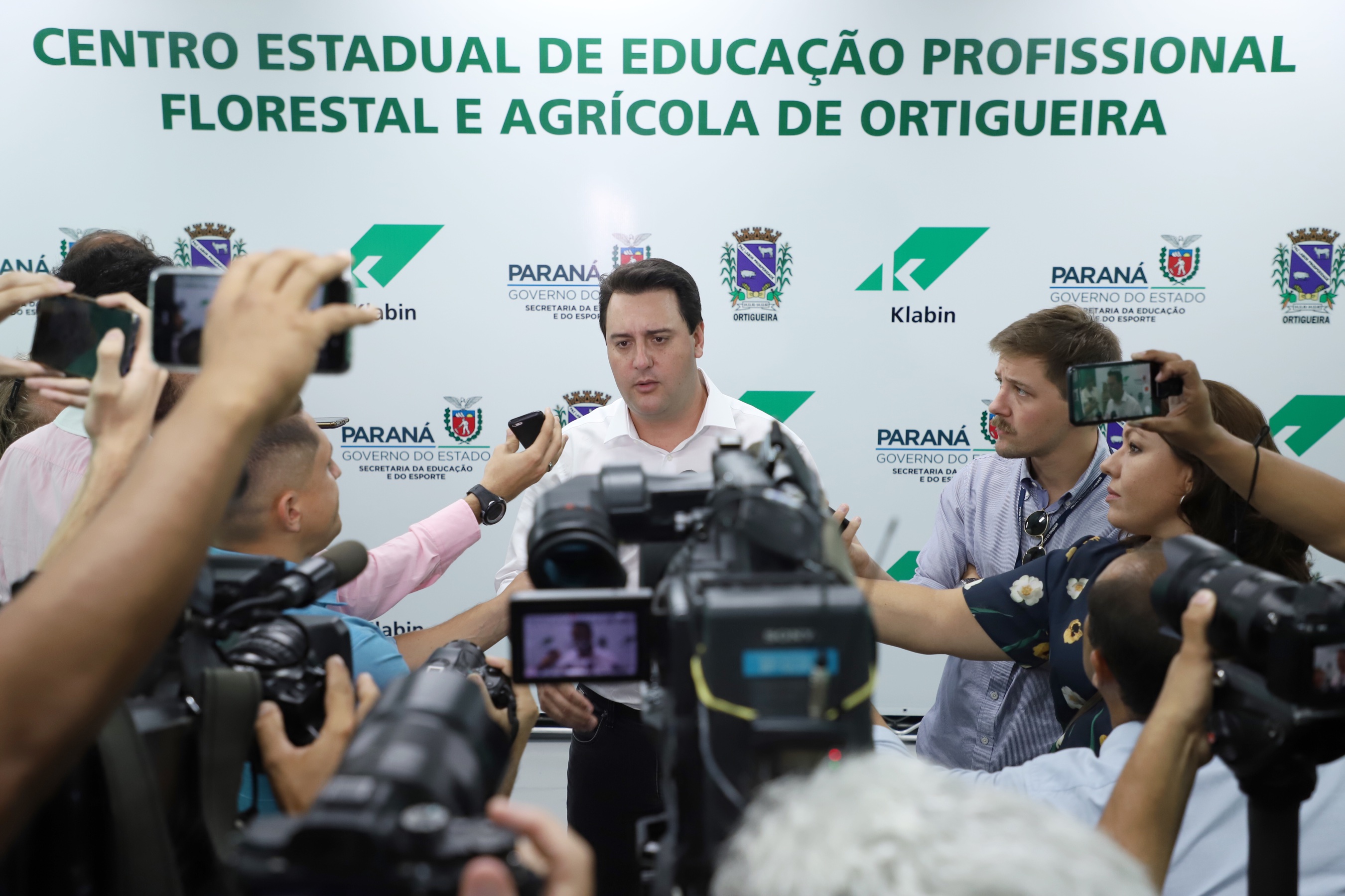 O governador Carlos Massa Ratinho Junior inaugurou nesta sexta-feira (31) a primeira escola técnica de operação florestal do Brasil, em Ortigueira, nos Campos Gerais. O Centro Estadual de Educação Profissional Florestal e Agrícola é fruto de uma parceria entre o Governo do Estado, a Klabin e a prefeitura. O investimento total foi de R$ 35 milhões, sendo R$ 12 milhões repassados pela Secretaria da Educação e do Esporte. Foto: José Fernando Ogura/AEN