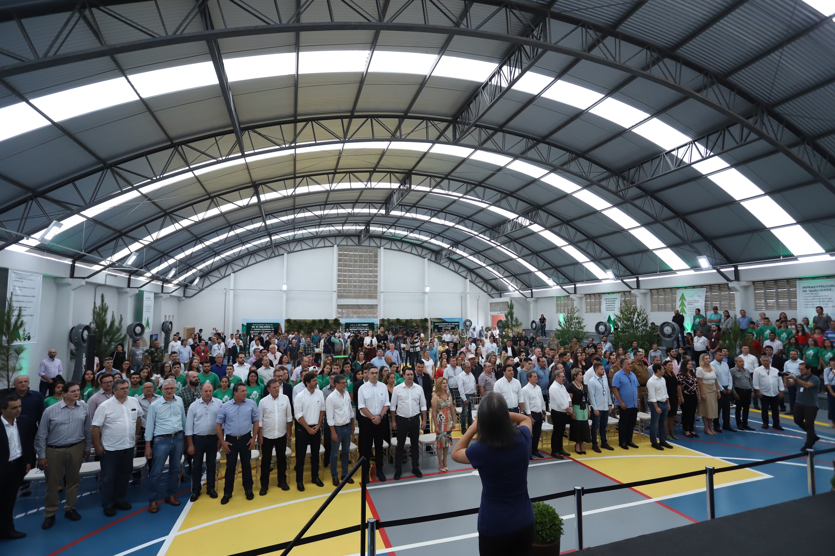 O governador Carlos Massa Ratinho Junior inaugurou nesta sexta-feira (31) a primeira escola técnica de operação florestal do Brasil, em Ortigueira, nos Campos Gerais. O Centro Estadual de Educação Profissional Florestal e Agrícola é fruto de uma parceria entre o Governo do Estado, a Klabin e a prefeitura. O investimento total foi de R$ 35 milhões, sendo R$ 12 milhões repassados pela Secretaria da Educação e do Esporte. Foto: José Fernando Ogura/AEN