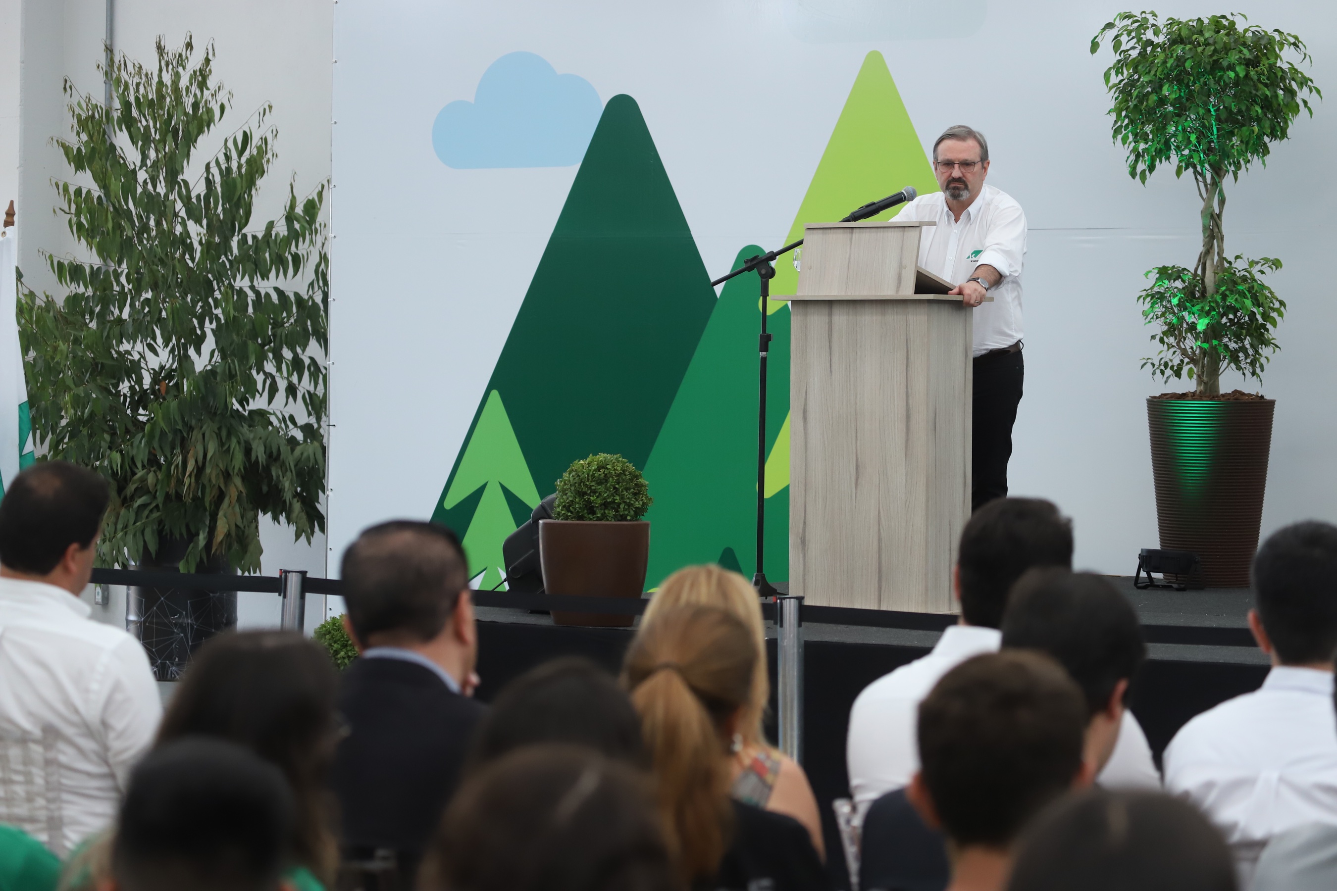 O governador Carlos Massa Ratinho Junior inaugurou nesta sexta-feira (31) a primeira escola técnica de operação florestal do Brasil, em Ortigueira, nos Campos Gerais. O Centro Estadual de Educação Profissional Florestal e Agrícola é fruto de uma parceria entre o Governo do Estado, a Klabin e a prefeitura. O investimento total foi de R$ 35 milhões, sendo R$ 12 milhões repassados pela Secretaria da Educação e do Esporte. Foto: José Fernando Ogura/AEN